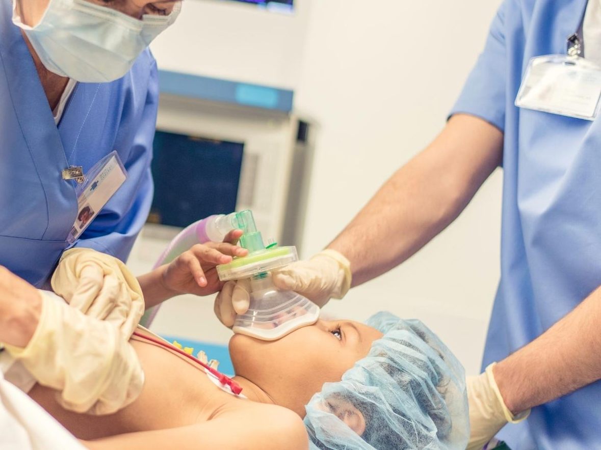 Den Eltern eines zweijährigen Buben, die für eine Herz-OP beim Kleinkind nur Blut von Ungeimpften verlangt hatten, ist vorübergehend das Sorgerecht entzogen worden. Den Eltern eines zweijährigen Buben, die für eine Herz-OP beim Kleinkind nur Blut von Ungeimpften verlangt hatten, ist vorübergehend das Sorgerecht entzogen worden.