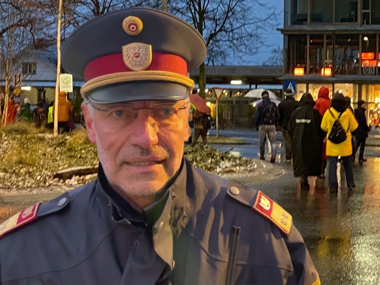 Polizeisprecher Rainer Fitz zum Angriff auf Beamte. Polizeisprecher Rainer Fitz zum Angriff auf Beamte.