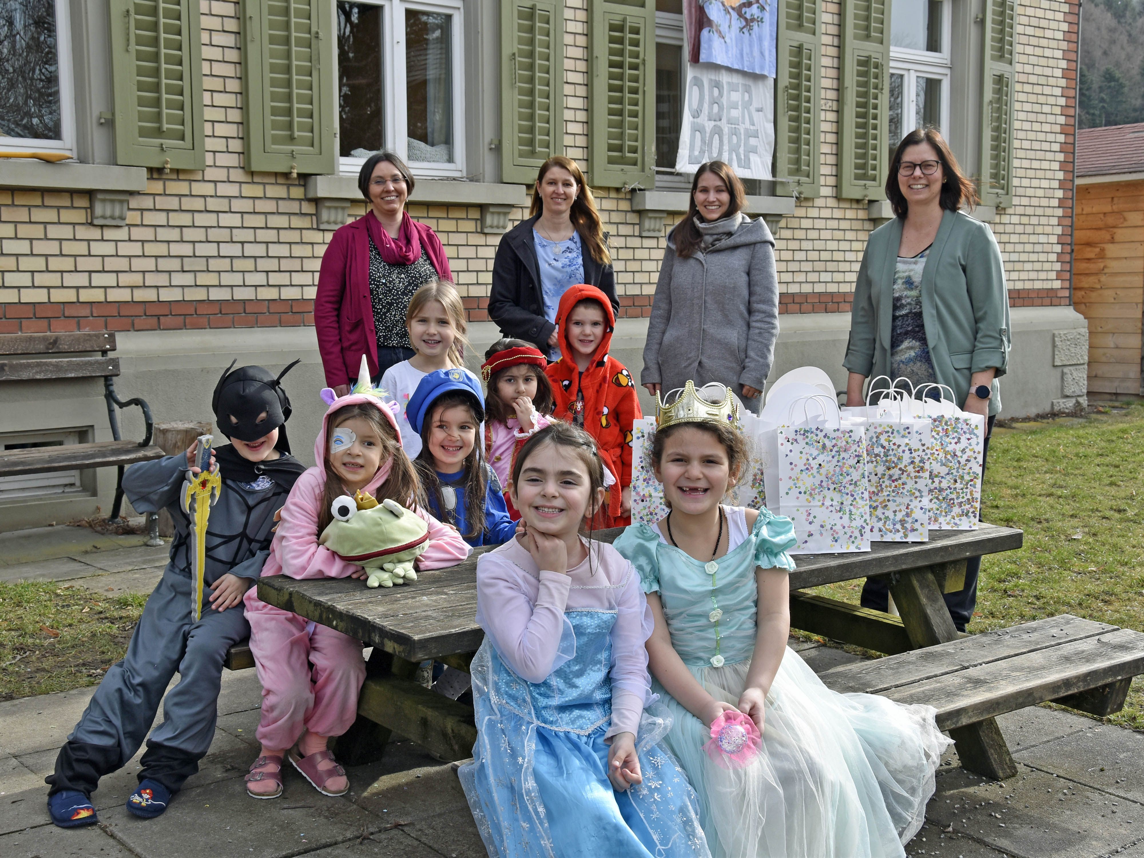 V.l.: Regina Lins, Silvia Seidel und Ines Hartman (alle vom Kinder- und Familientreff Bifang) mit Bürgermeisterin Katharina Wöß-Krall bei der Übergabe der Faschingssäckle im Kindergarten Oberdorf. V.l.: Regina Lins, Silvia Seidel und Ines Hartman (alle vom Kinder- und Familientreff Bifang) mit Bürgermeisterin Katharina Wöß-Krall bei der Übergabe der Faschingssäckle im Kindergarten Oberdorf.