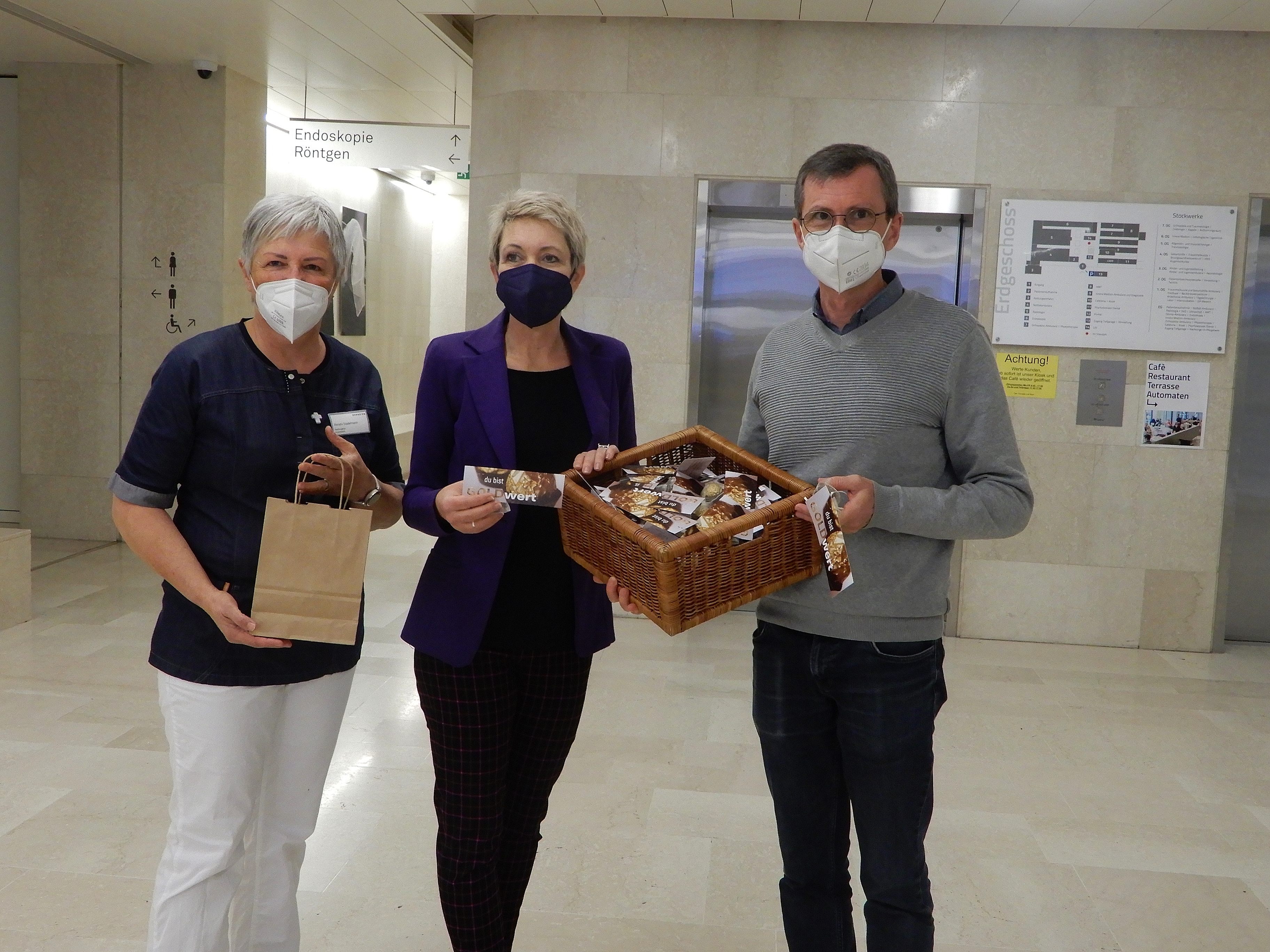 Pfarrer Christian Stranz übergab die 1100 "goldenen" Geschenke an Renate Stadelmann (li.) und Karina Salcher. Pfarrer Christian Stranz übergab die 1100 "goldenen" Geschenke an Renate Stadelmann (li.) und Karina Salcher.