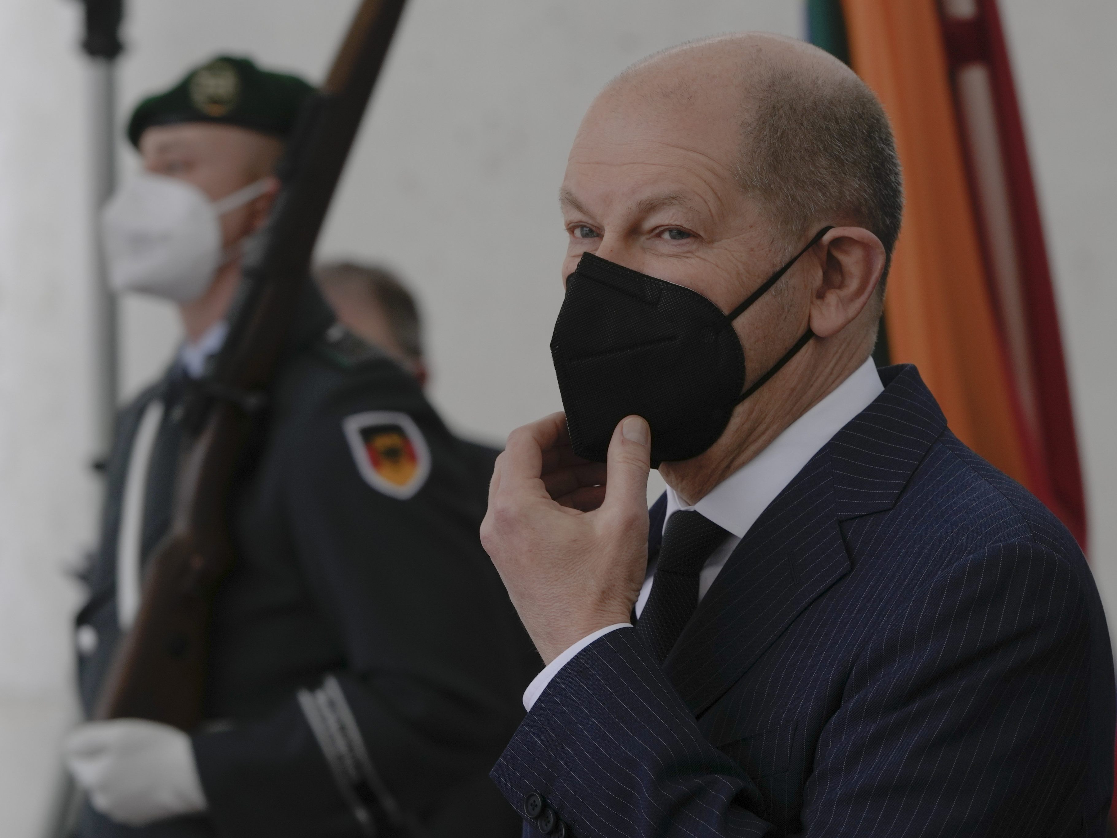 Der deutsche Bundeskanzler Olaf Scholz kündigte Waffenlieferungen an die Ukraine an. Der deutsche Bundeskanzler Olaf Scholz kündigte Waffenlieferungen an die Ukraine an.