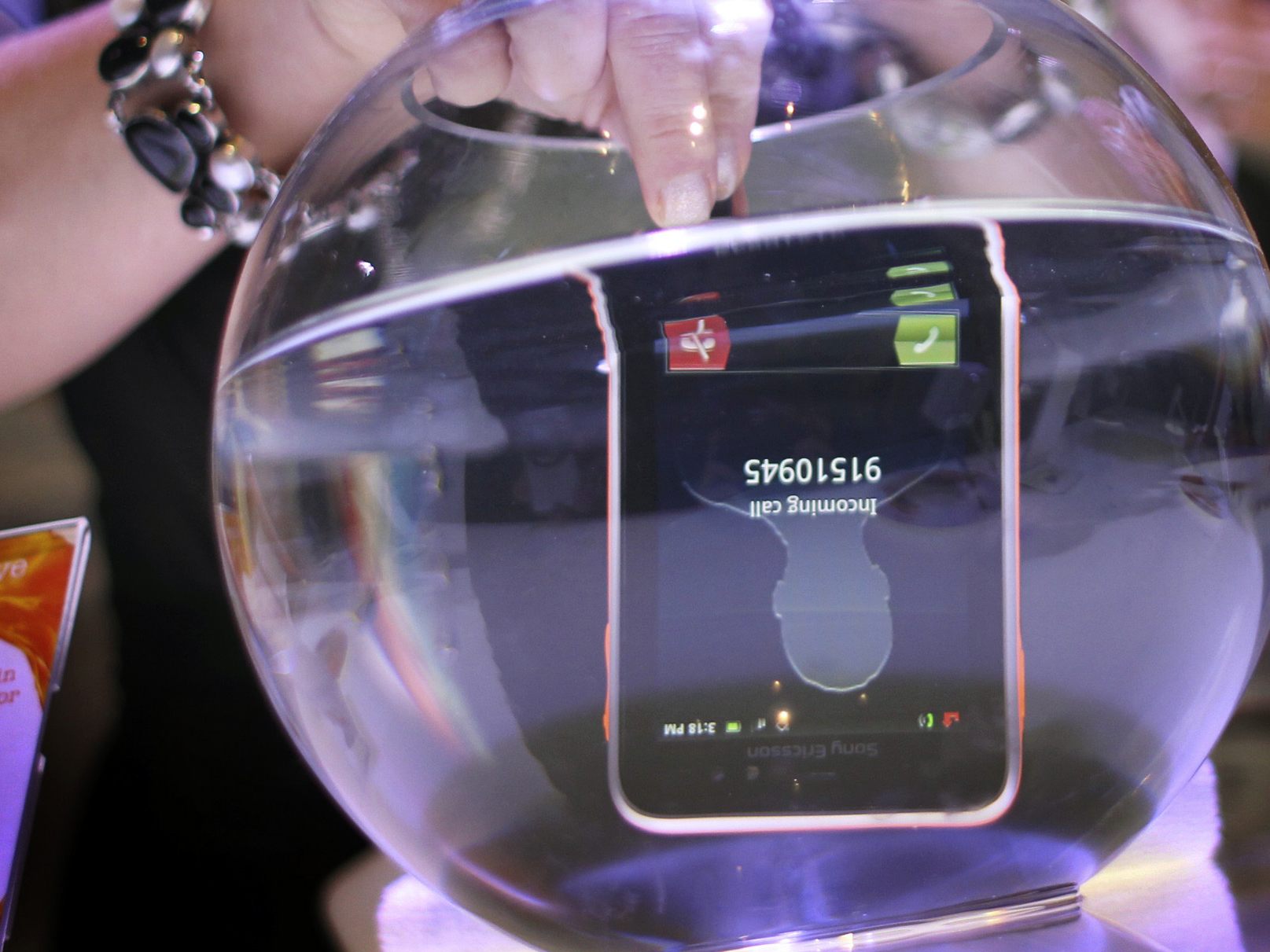 Wasser und Smartphones vertragen sich nicht - Im Notfall kann die richtige "Erste Hilfe" dem Telefon das elektronische Leben retten.
