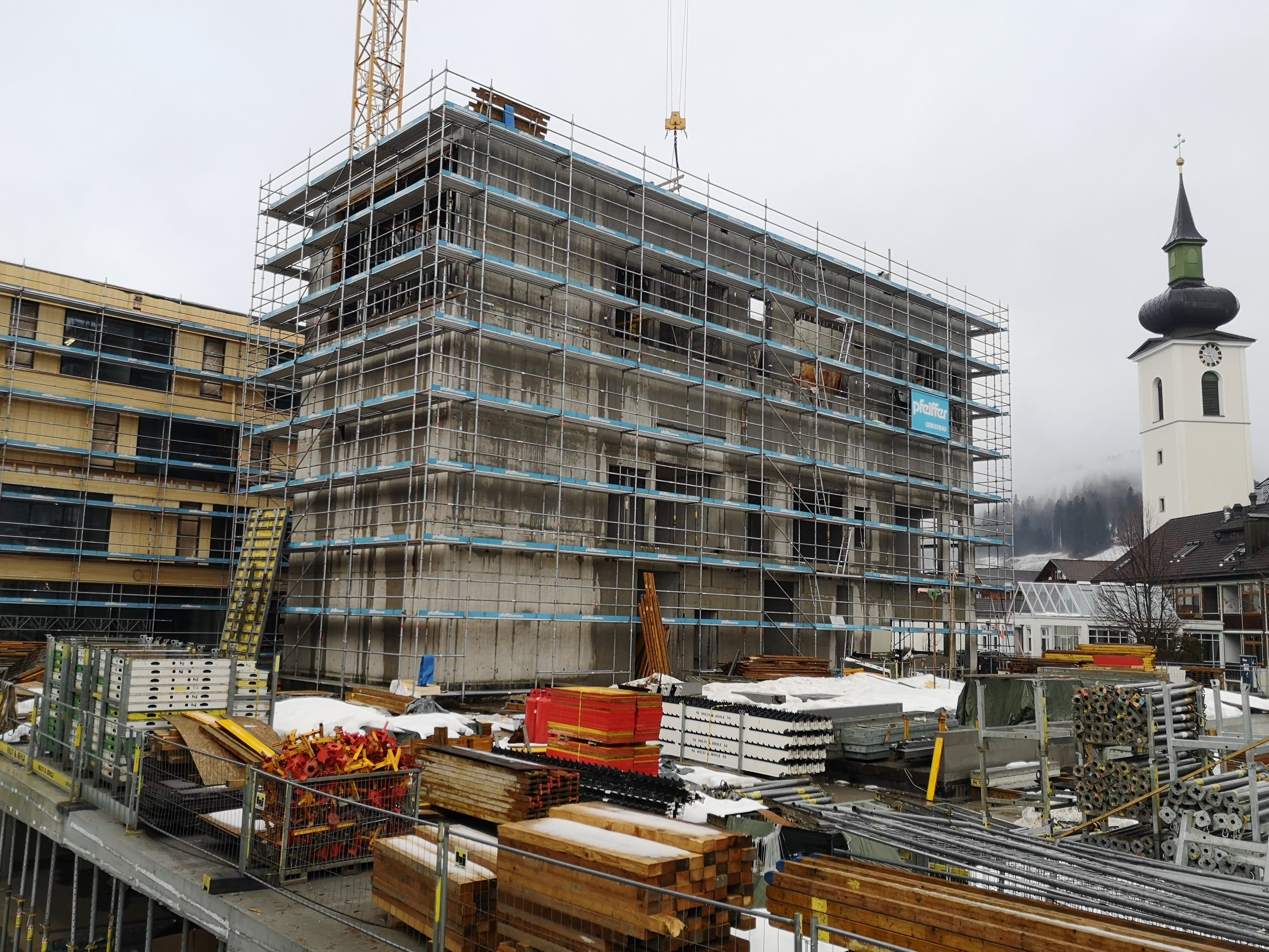 Der Betonkern für das Gemeinschaftshaus steht. Mitte März wird das zweite Schulhaus in Holzbauweise errichtet. Der Betonkern für das Gemeinschaftshaus steht. Mitte März wird das zweite Schulhaus in Holzbauweise errichtet.