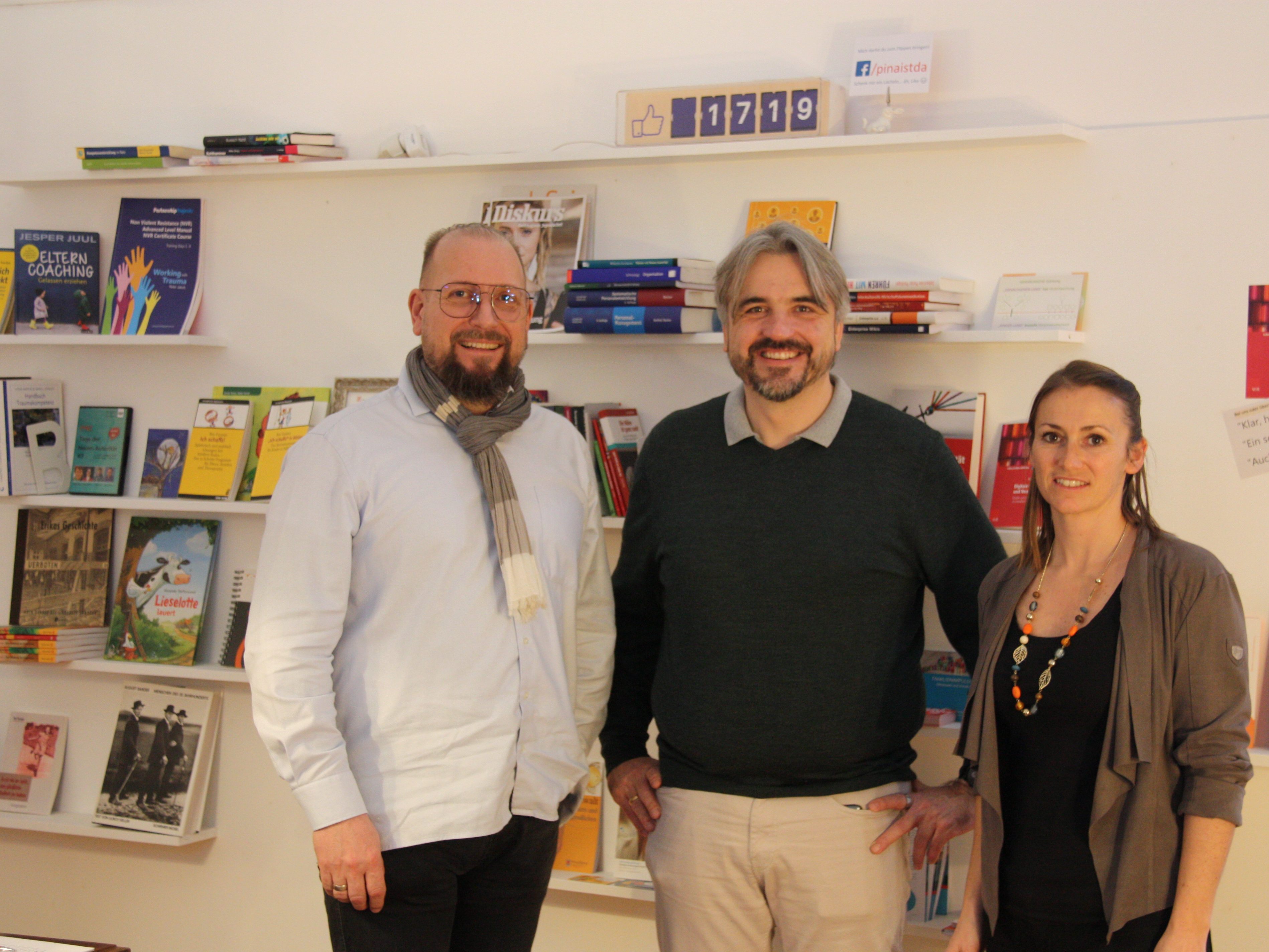 v.li.: Auditor Wolfgang Gliebe (Quality Austria), GF Martin Fellacher (PINA), Christina Schertler (quintmanagement). v.li.: Auditor Wolfgang Gliebe (Quality Austria), GF Martin Fellacher (PINA), Christina Schertler (quintmanagement).