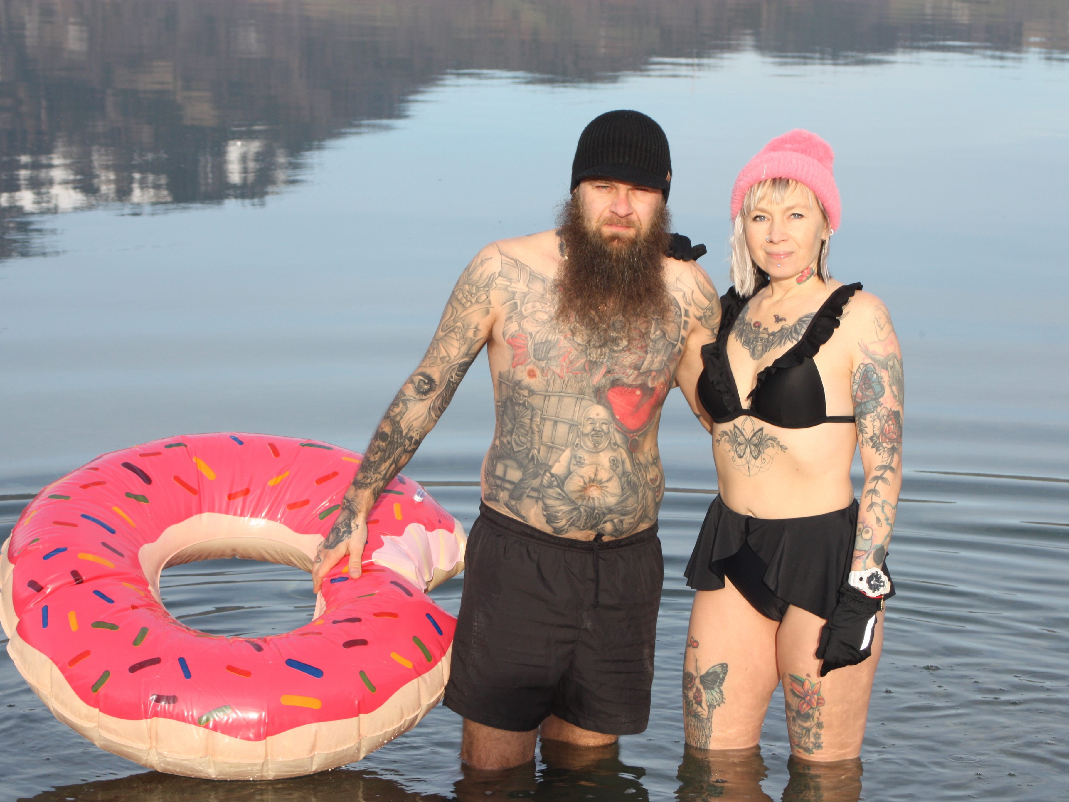 Katharina und Tomasz Najberg beim Eisbaden in Brederis Paspels. Katharina und Tomasz Najberg beim Eisbaden in Brederis Paspels.