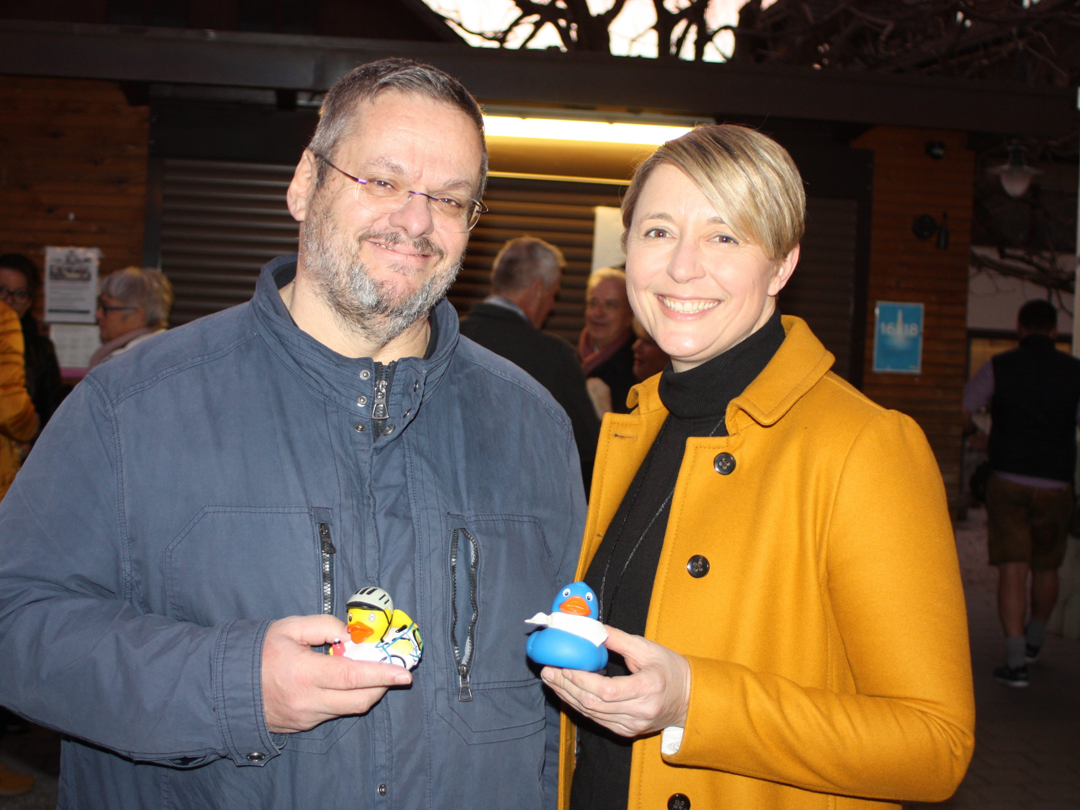 Andrea Kerbleder und Peter Berchtold waren bei der Scheckübergabe für das Netz für Kinder auch dabei. Andrea Kerbleder und Peter Berchtold waren bei der Scheckübergabe für das Netz für Kinder auch dabei.