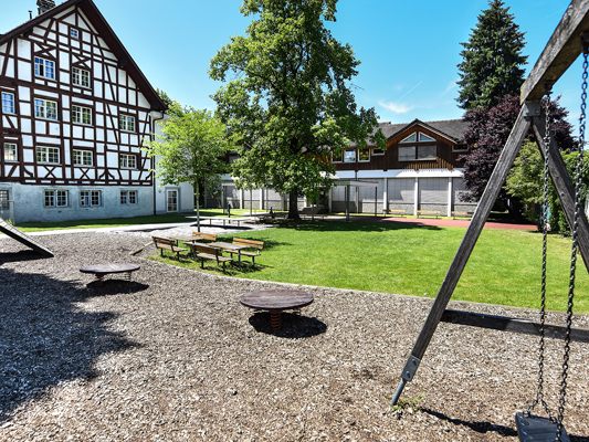 Der derzeitige Kindergarten befindet sich direkt neben dem Weinschlössle (Fachwerkbau). Der derzeitige Kindergarten befindet sich direkt neben dem Weinschlössle (Fachwerkbau).