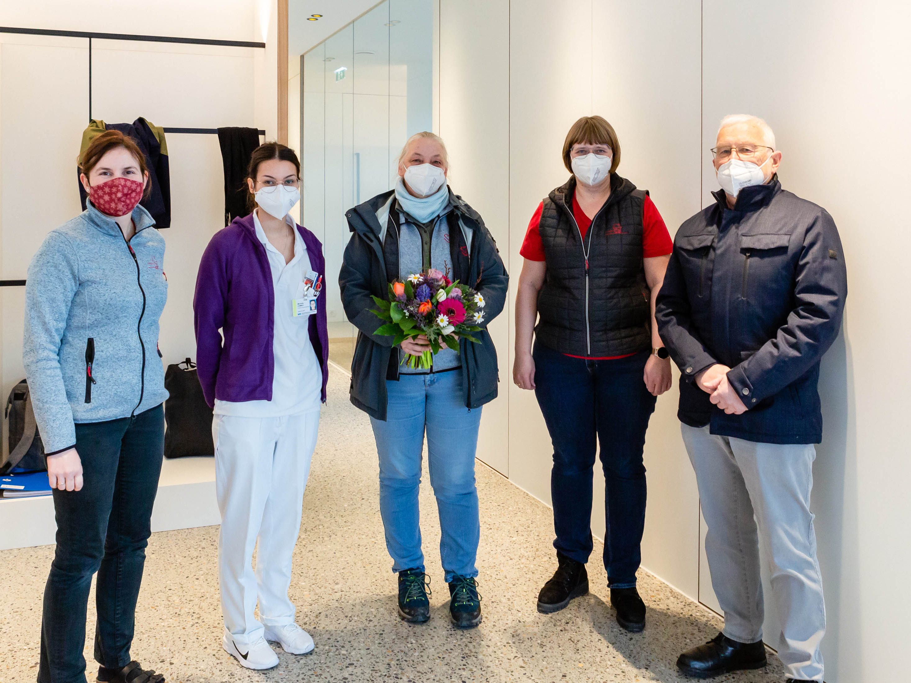 Bürgermeister Dietmar Summer begrüßte auch den Krankenpflegeverein in der neuen Dorfmitte Bürgermeister Dietmar Summer begrüßte auch den Krankenpflegeverein in der neuen Dorfmitte