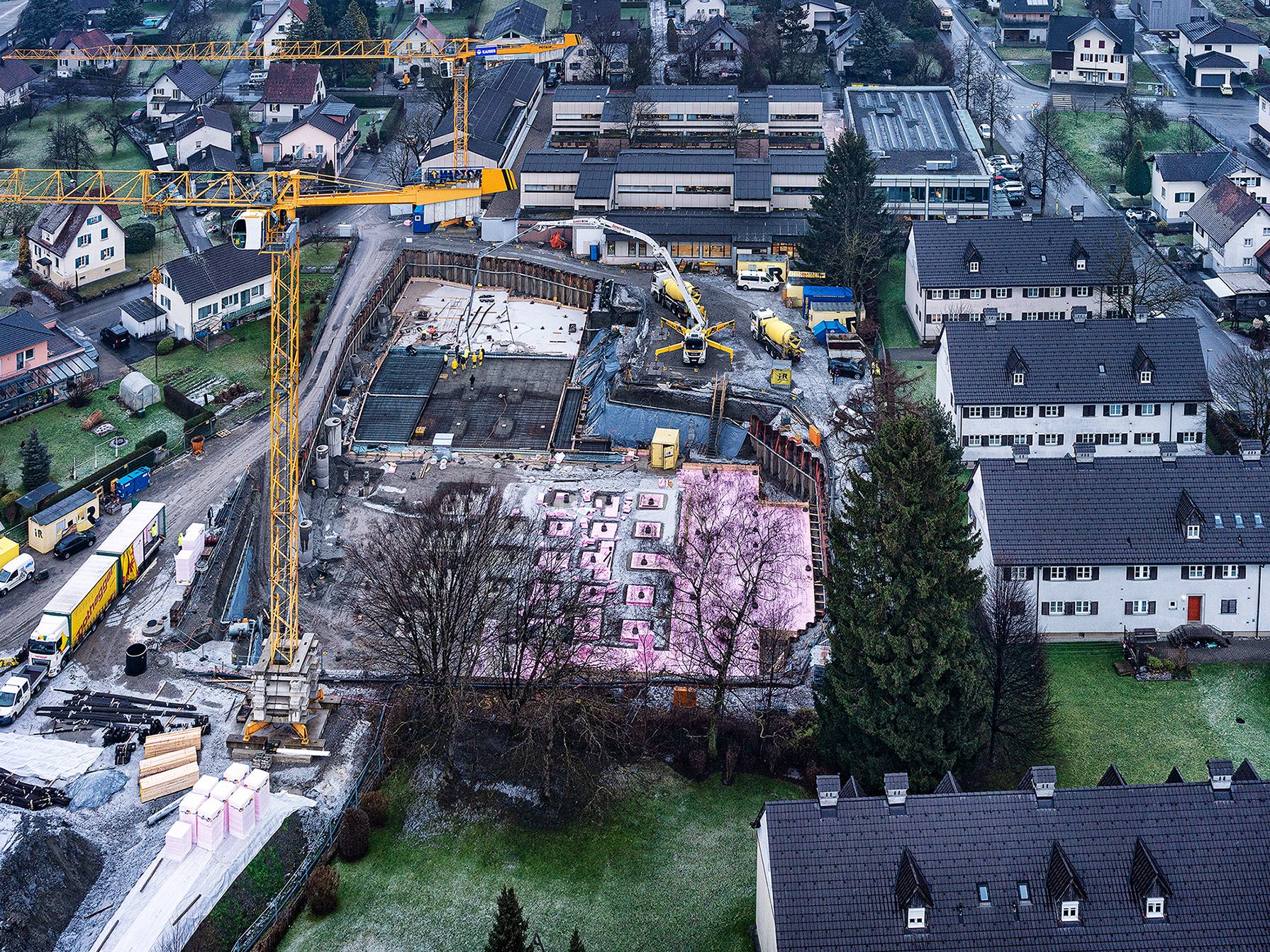 Die Arbeiten auf Lustenaus größter Baustelle für den Campus Rotkreuz schreiten voran: Derzeit wird die 2.500 m² große Bodenplatte für den Neubau errichtet. Die Arbeiten auf Lustenaus größter Baustelle für den Campus Rotkreuz schreiten voran: Derzeit wird die 2.500 m² große Bodenplatte für den Neubau errichtet.