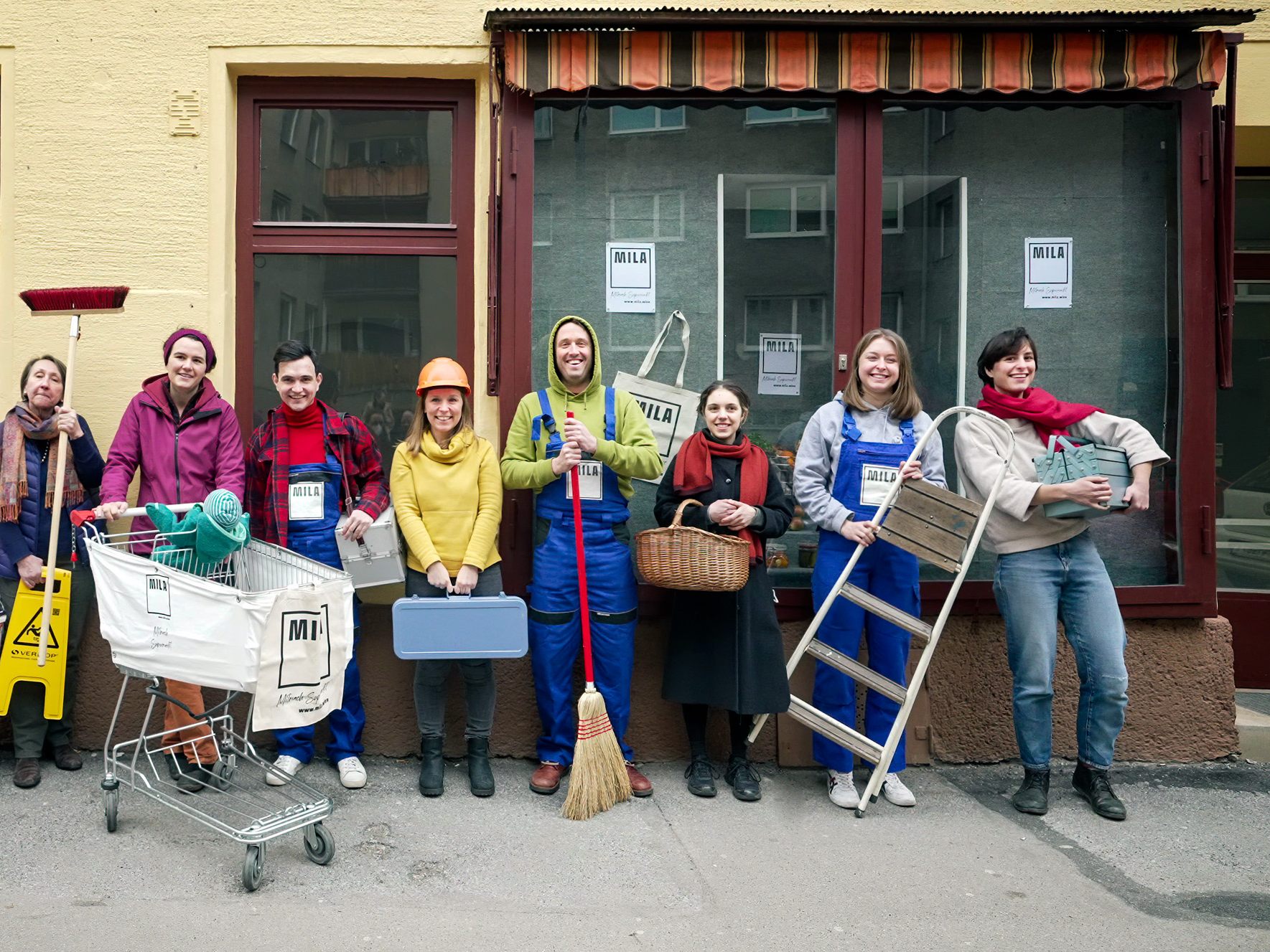 Hier entsteht MILA: Vereinsmitglieder vor dem Geschäftslokal in der Haberlgasse in Ottakring Hier entsteht MILA: Vereinsmitglieder vor dem Geschäftslokal in der Haberlgasse in Ottakring