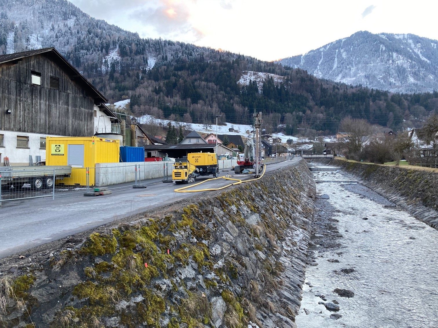 „Am Kanal“ wird der Mengbach mit einem neuen Geländer sicherer gemacht. „Am Kanal“ wird der Mengbach mit einem neuen Geländer sicherer gemacht.