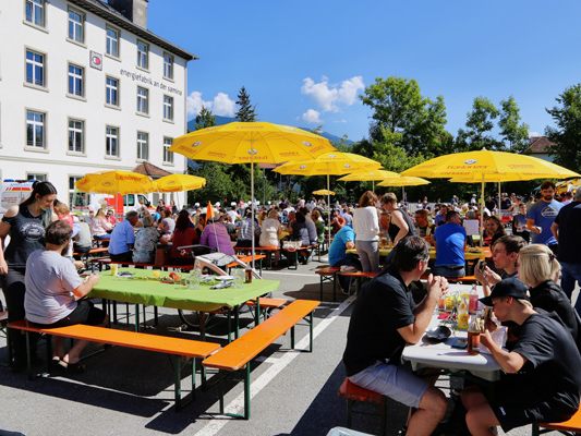 Menschen beim Fest der Kulturen