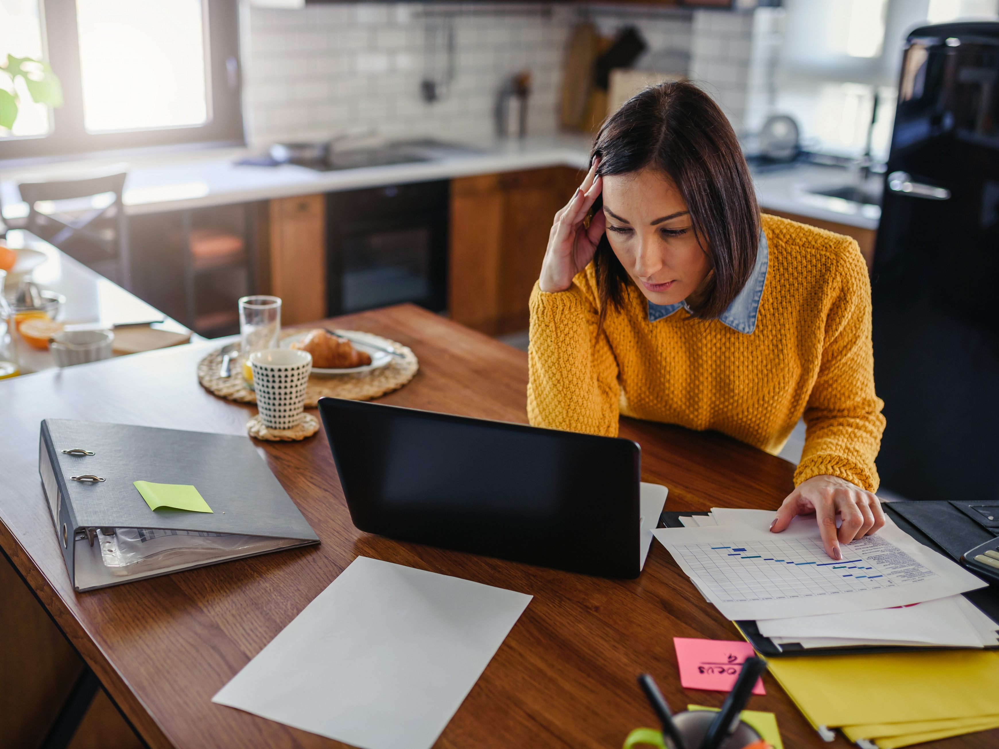 Orthopäden warnen vor sogenannten "Homeoffice-Hälsen". Orthopäden warnen vor sogenannten "Homeoffice-Hälsen".