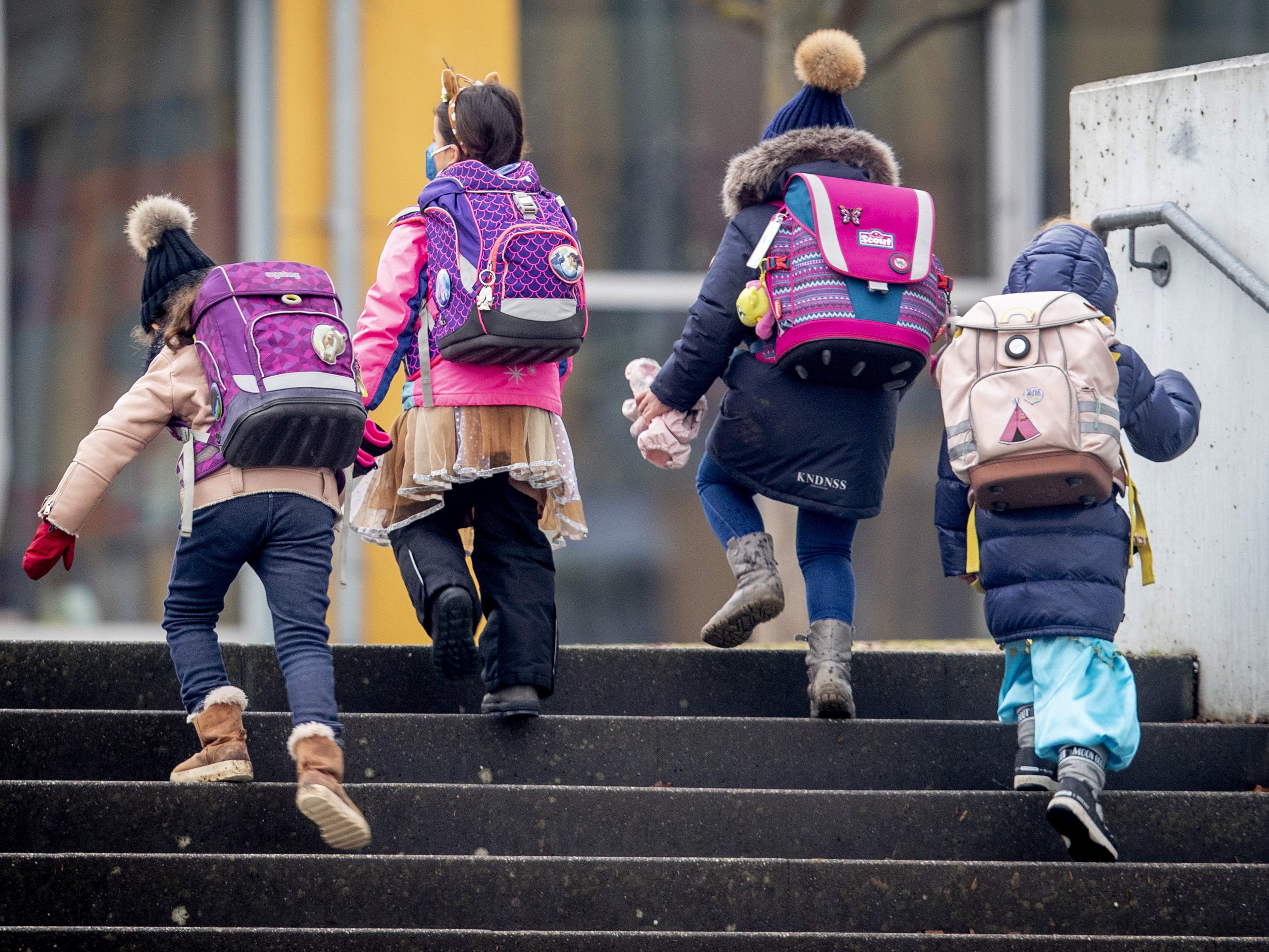 Die Omikron-Welle hat Kinder deutlich stärker erfasst als andere Altersgruppen.