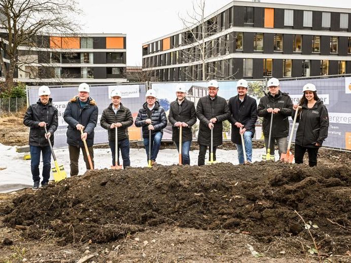 Spatenstich zur Erweiterung Garnmarkt Ost in Götzis (von links): Projektleiter Martin Schmid (Raum.punkt Immobilien), Bürgermeister Christian Loacker, Johannes Wilhelm (Wilhelm+Mayer Bau), Alexander Stroppa (Hilti & Jehle), Bernhard Böhler (Raum.punkt Immobilien), Hermann und Michael Metzler (ZM3), Gerhard Thomele und Isabel Biel (Hassler Architekten).