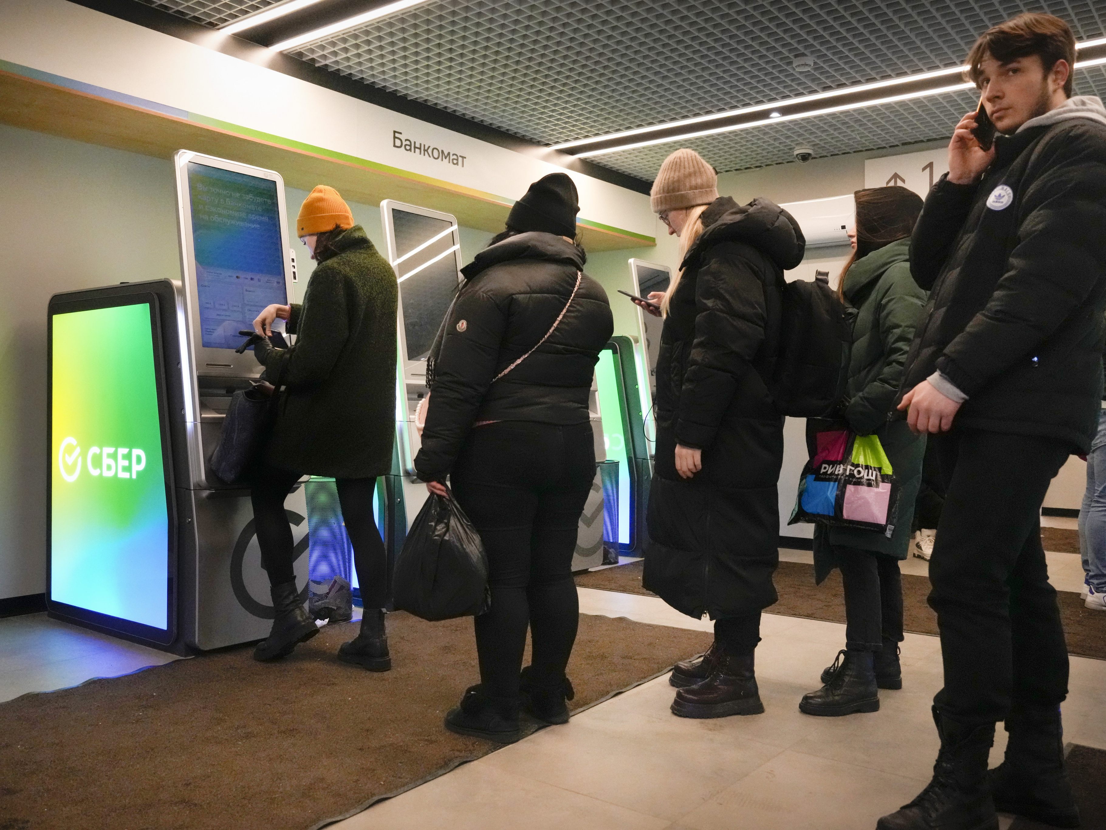 Rubel stürzt ab und veranlasst Zentralbank zu drastischen Maßnahmen. Rubel stürzt ab und veranlasst Zentralbank zu drastischen Maßnahmen.