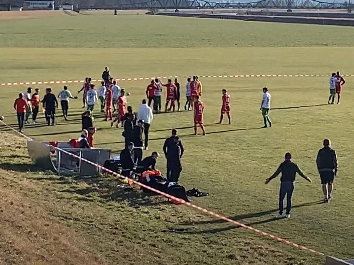 Kurze Aufregung inklusive Rudelbildung nach einem Foul im Testspiel Austria Lustenau gegen FC Dornbirn. Kurze Aufregung inklusive Rudelbildung nach einem Foul im Testspiel Austria Lustenau gegen FC Dornbirn.