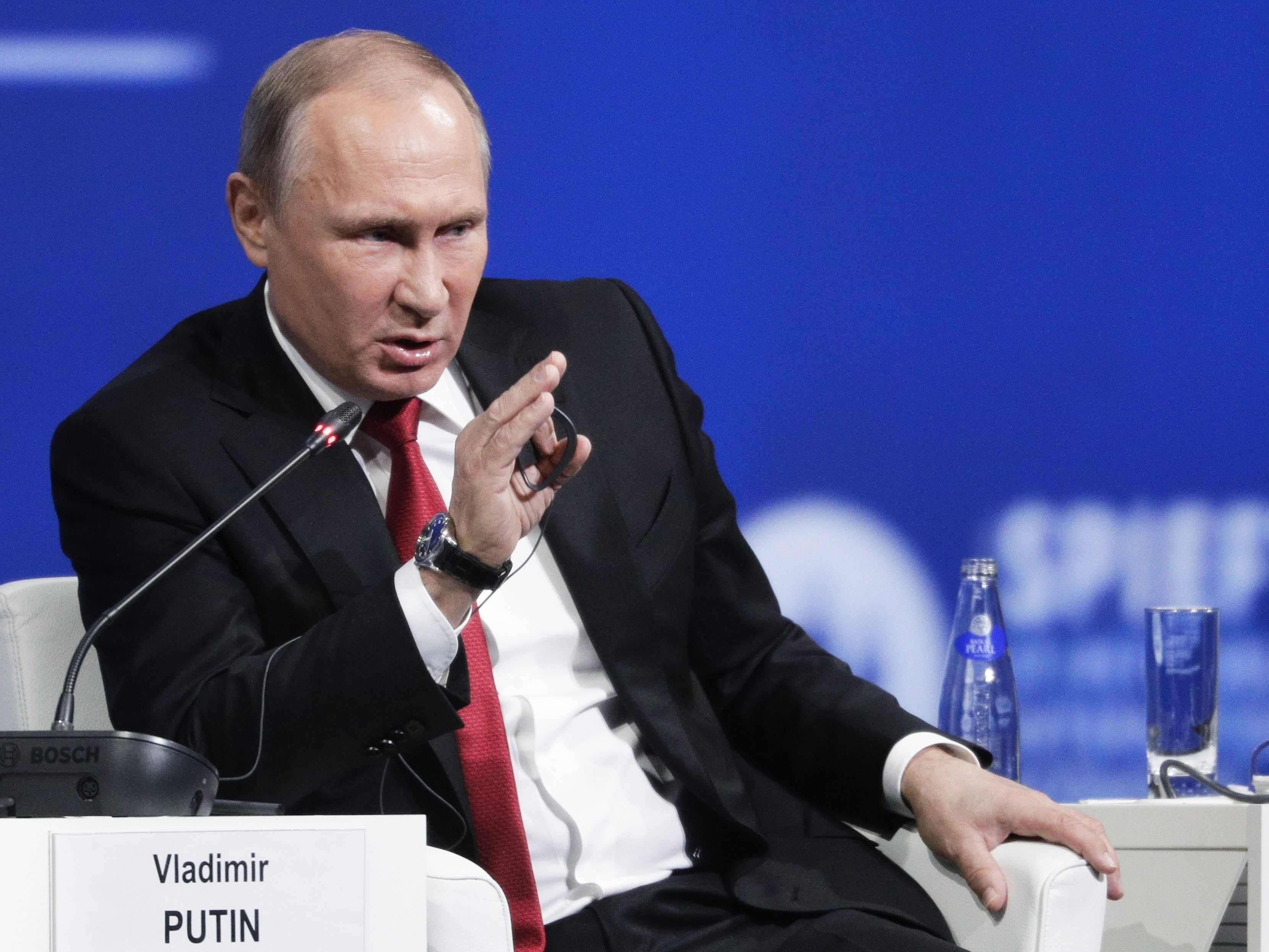 Russlands Präsident Wladimir Putin hat eine Truppenentsendung in die Ostukraine angeordnet. Russlands Präsident Wladimir Putin hat eine Truppenentsendung in die Ostukraine angeordnet.