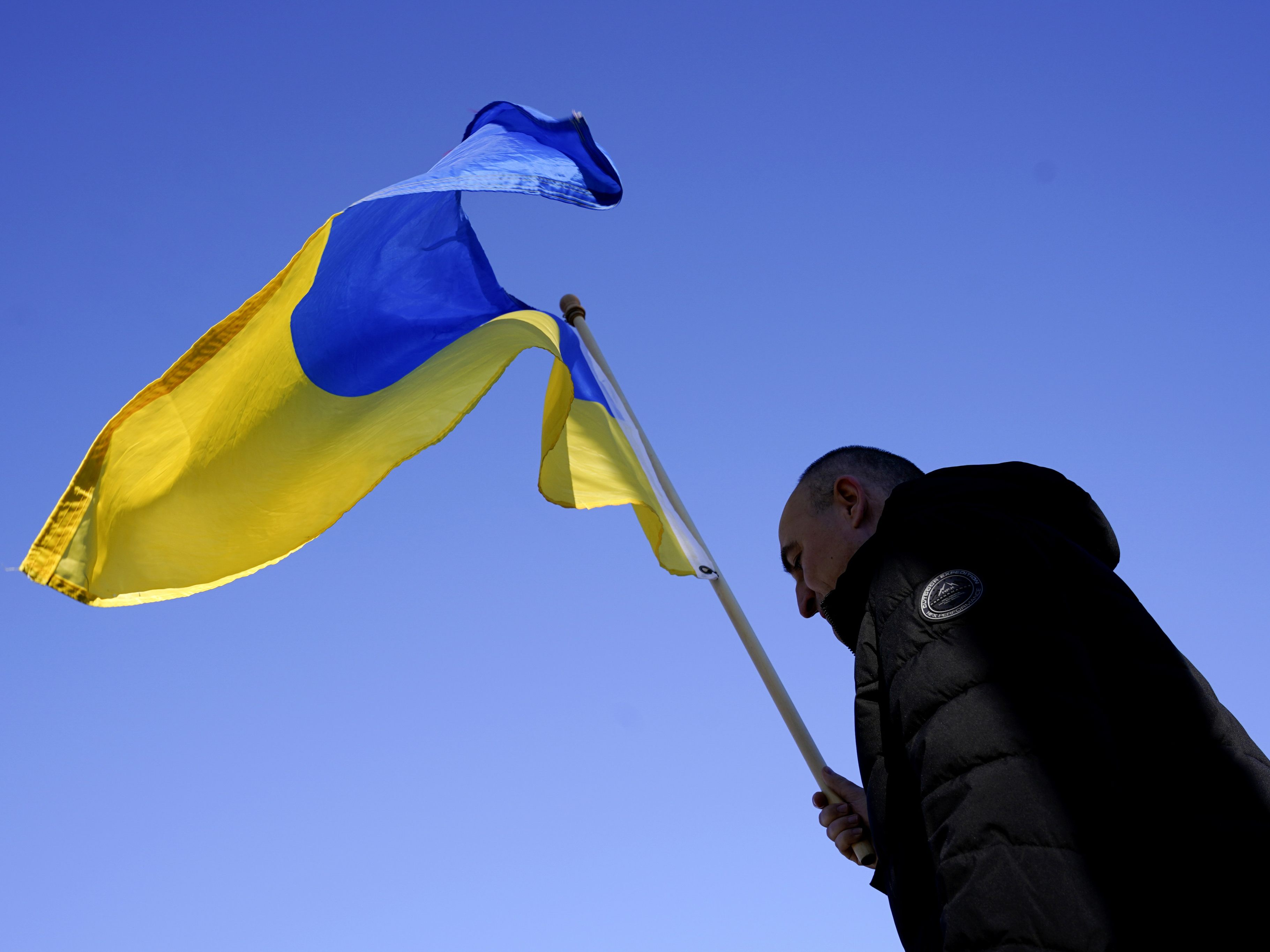 Knapp 300 Demonstranten bekundeten in Wien ihre Solidarität mit der Ukraine.