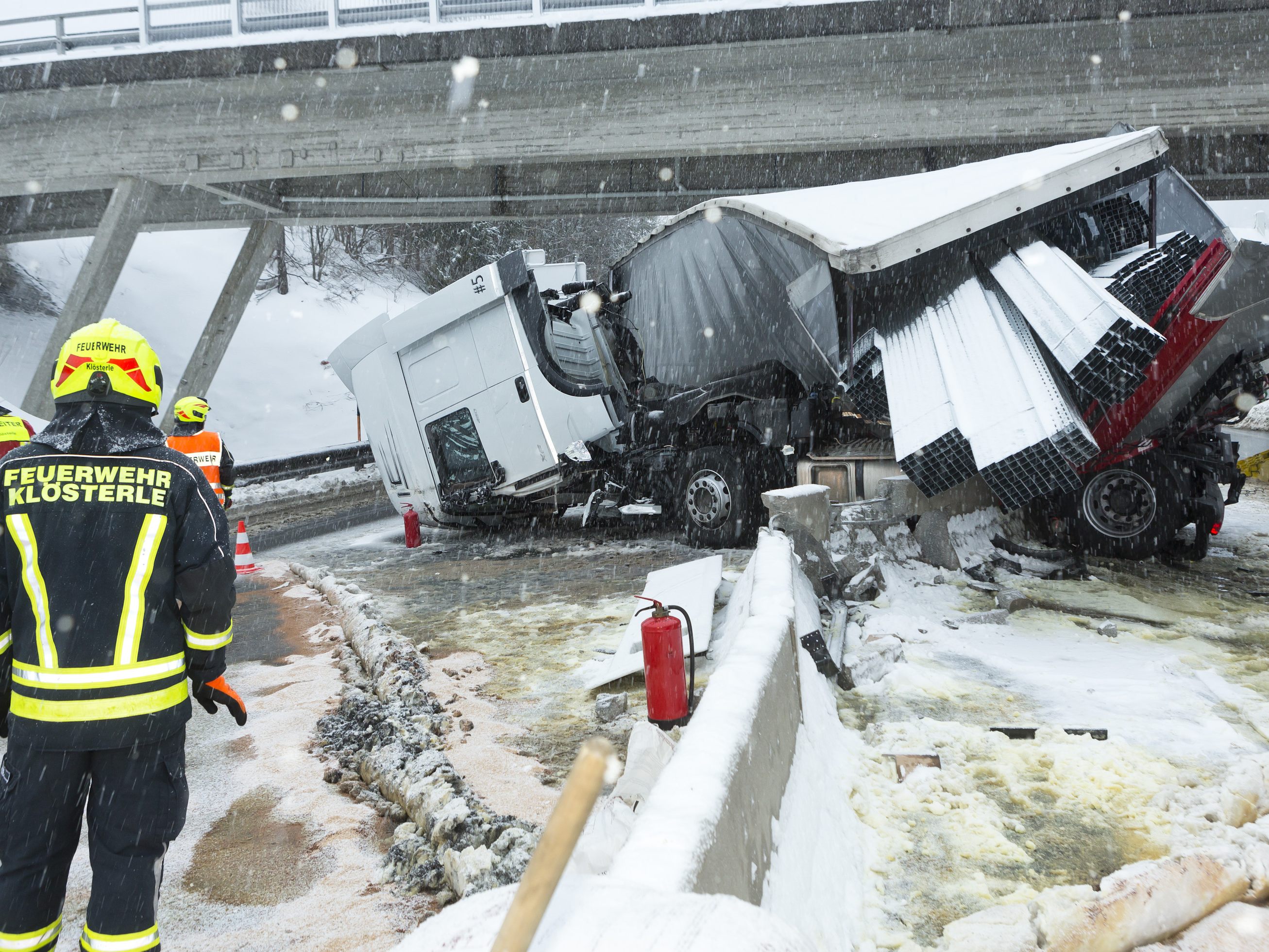S16 durch umgestürzten Lkw blockiert.