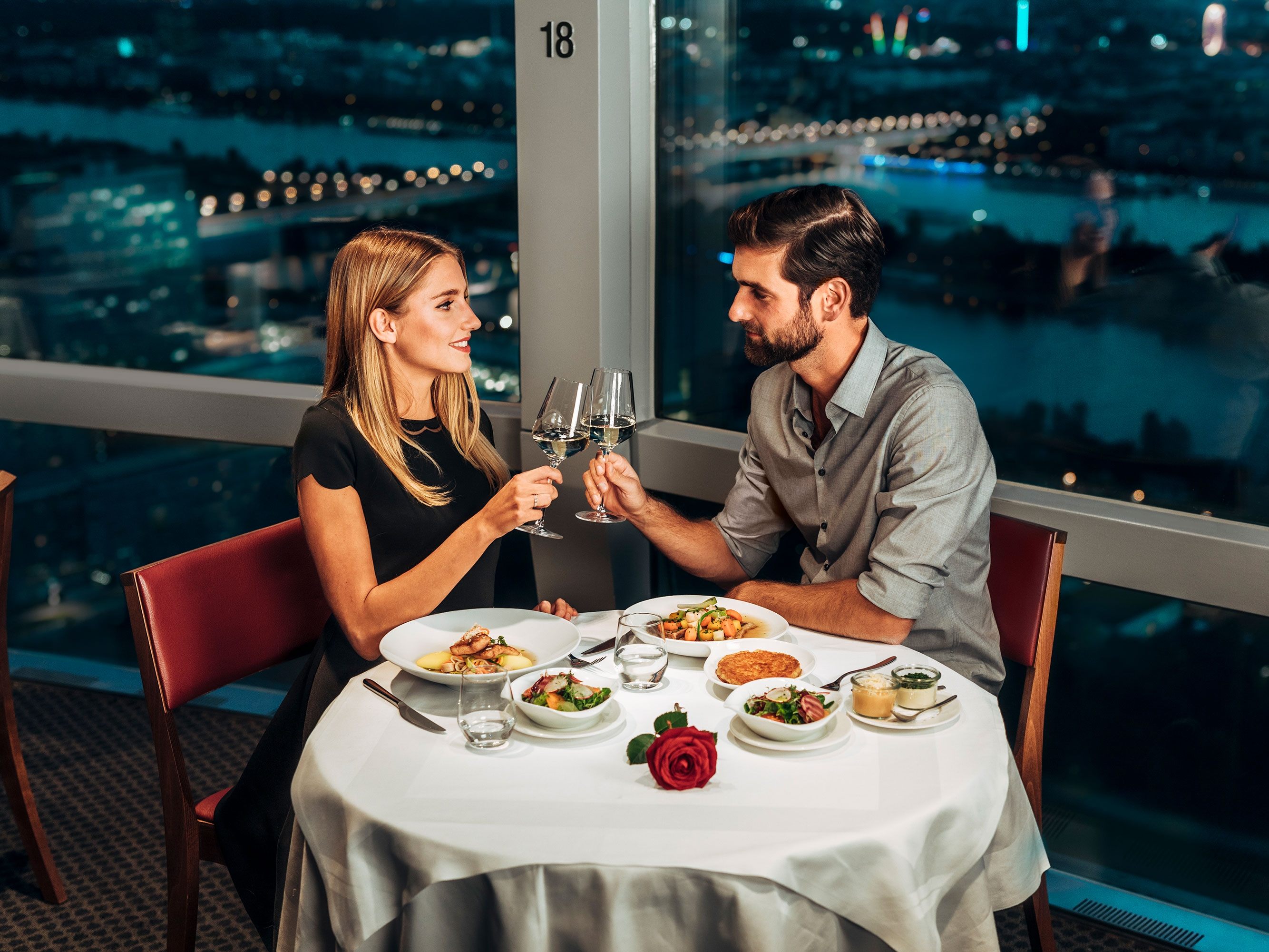 Am Valentinstag romantische Stunden im Wiener Donauturm genießen.