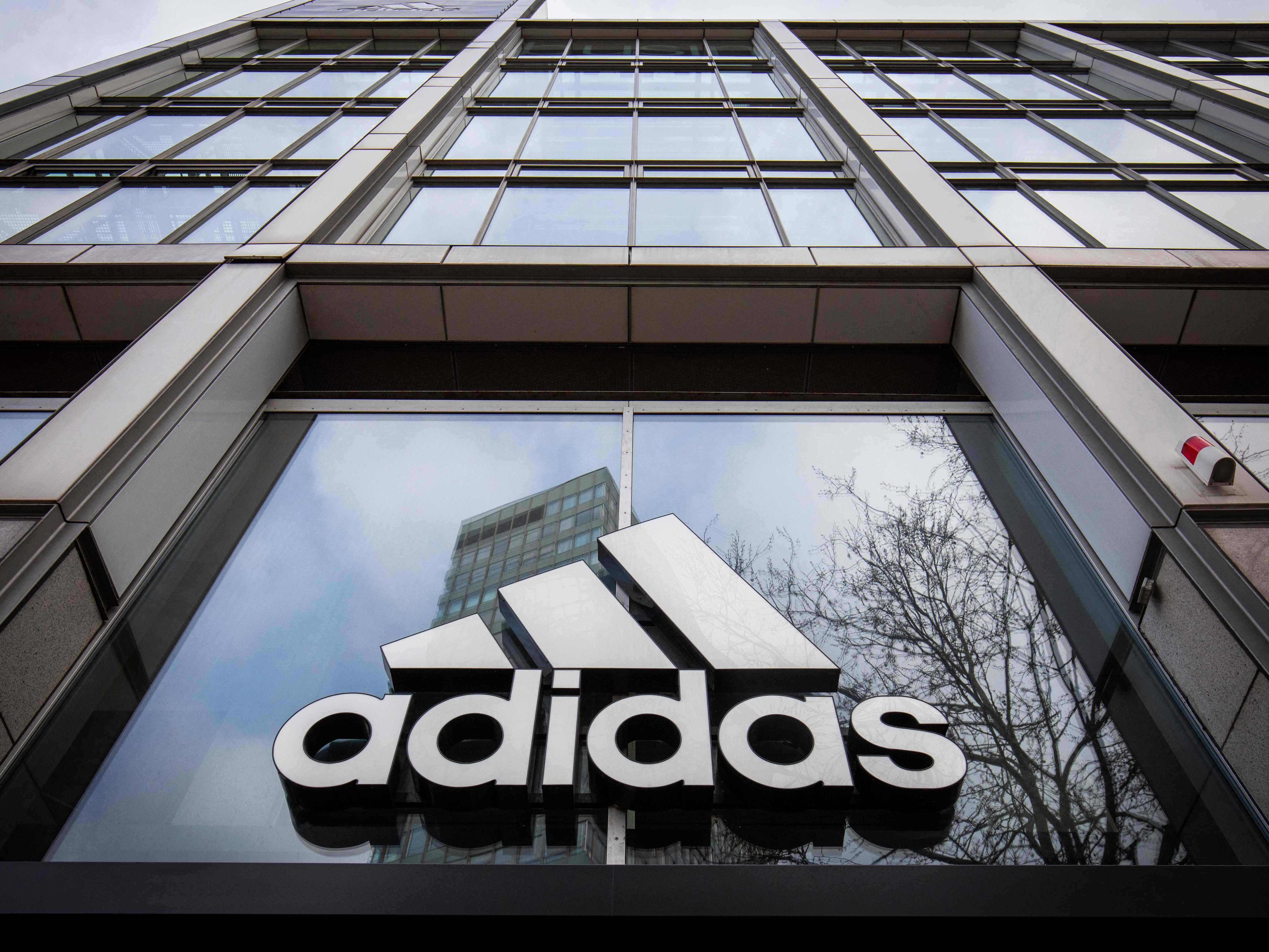 Sportartikel-Hersteller Adidas sorgt für Kontroverse.