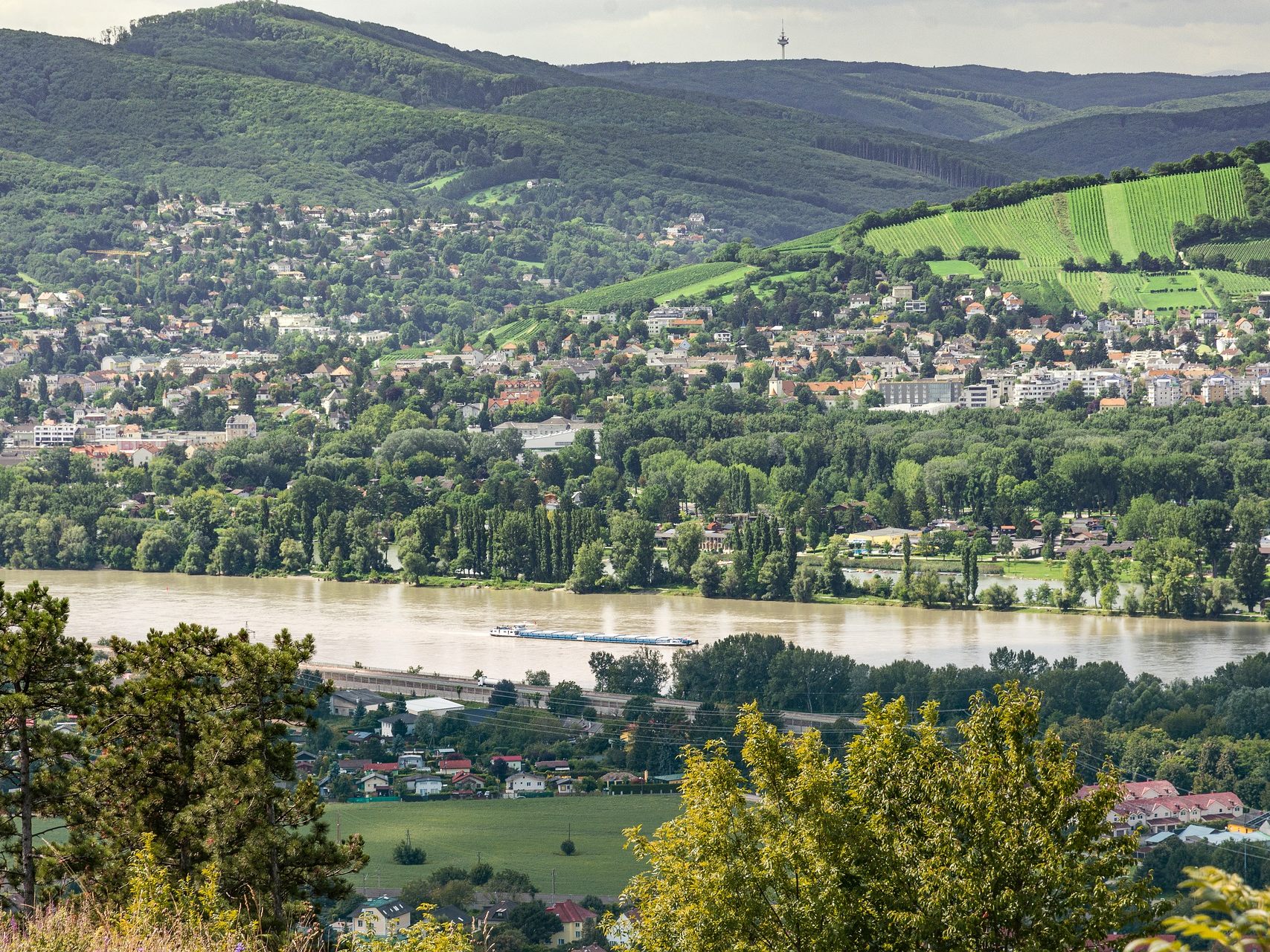 Schwere und breite Sondertransporte kommen künftig auf der Wasserstraße.