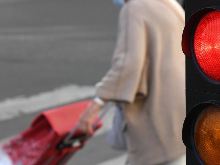 Rückläufige Zahlen fast überall - die Corona-Ampel ist noch rot, aber könnte in Kürze orange werden Rückläufige Zahlen fast überall - die Corona-Ampel ist noch rot, aber könnte in Kürze orange werden