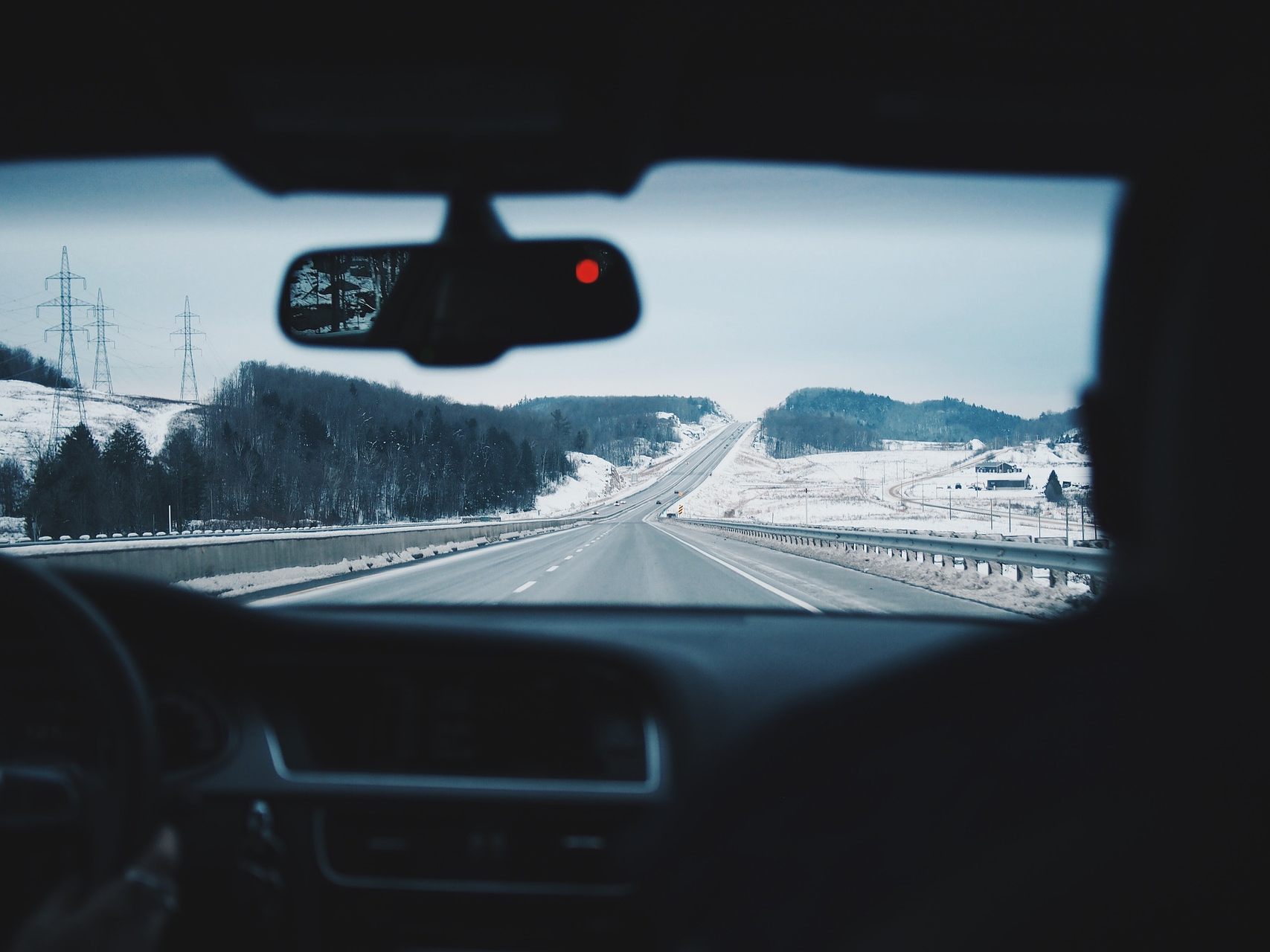 Das Auto vor der Fahrt von Schnee und Eis befreien ist nicht alles - auch während der Fahrt können im Winter Assistenzsysteme des Autos beeinträchtigt sein Das Auto vor der Fahrt von Schnee und Eis befreien ist nicht alles - auch während der Fahrt können im Winter Assistenzsysteme des Autos beeinträchtigt sein