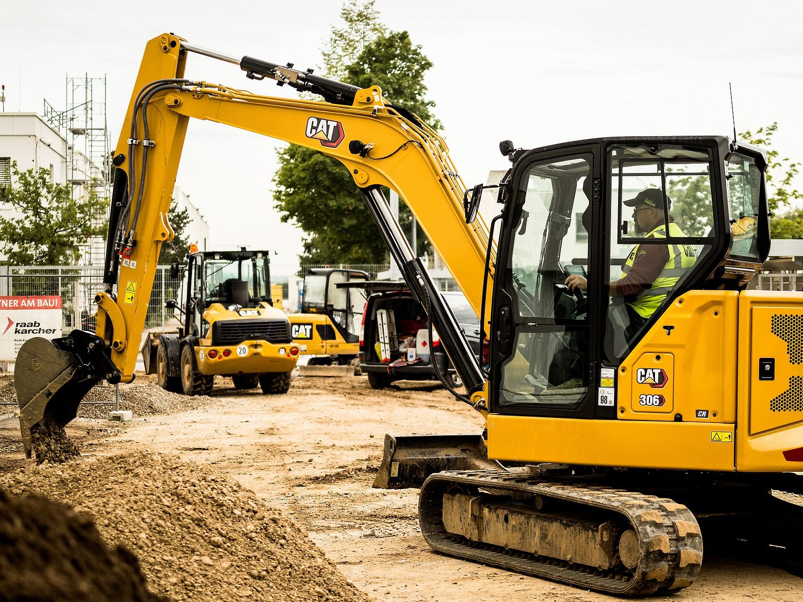 Der Arbeiter wurde zwischen einem Lkw und dem Auslegearm eines Baggers eingeklemmt und tödlich verletzt. Der Arbeiter wurde zwischen einem Lkw und dem Auslegearm eines Baggers eingeklemmt und tödlich verletzt.