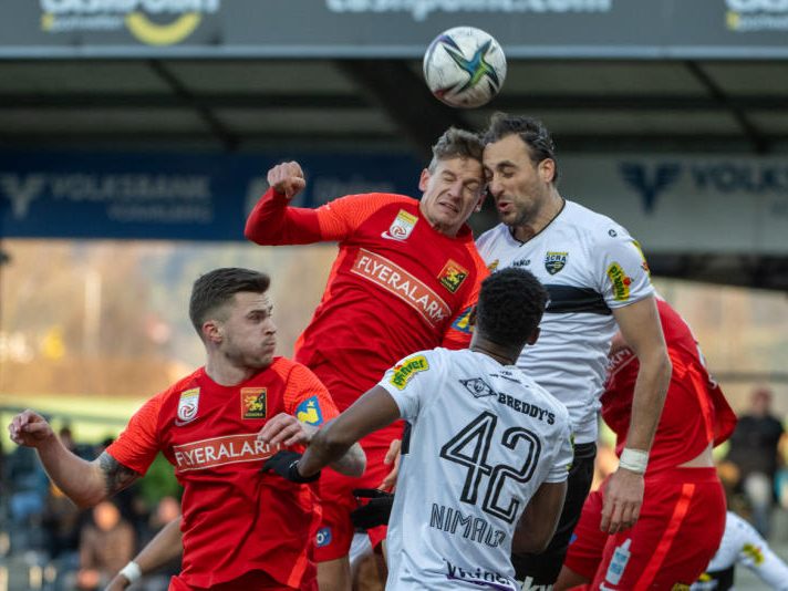 Nuhiu im Kopfballduell