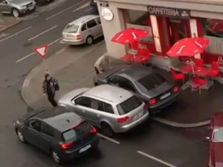Der flüchtende Pkw-Lenker fuhr am Gehsteig einen Passanten nieder. Der flüchtende Pkw-Lenker fuhr am Gehsteig einen Passanten nieder.