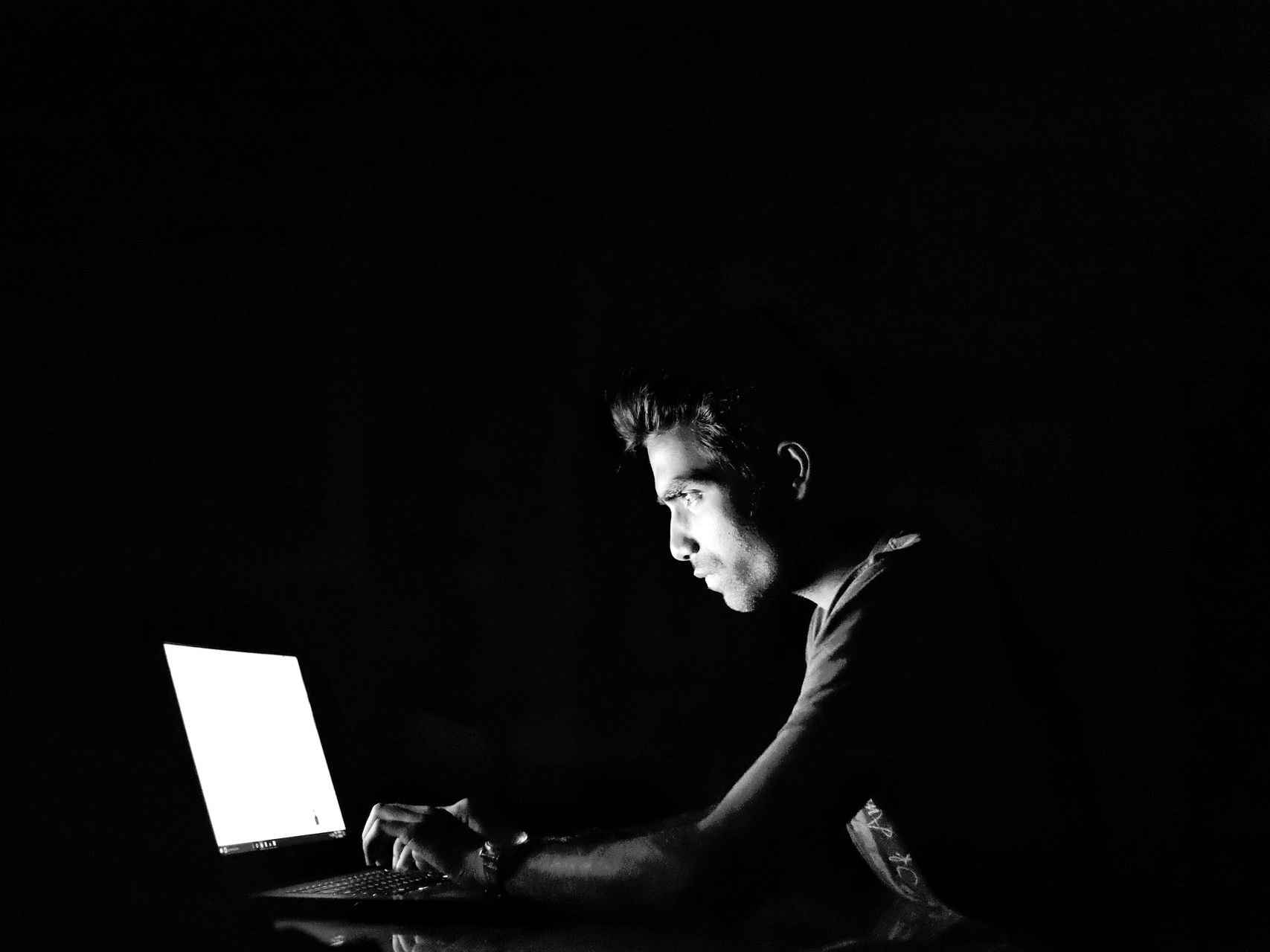 Cyberkriminelle richten pro Jahr geschätzte 600 Milliarden Dollar Schaden an. Cyberkriminelle richten pro Jahr geschätzte 600 Milliarden Dollar Schaden an.