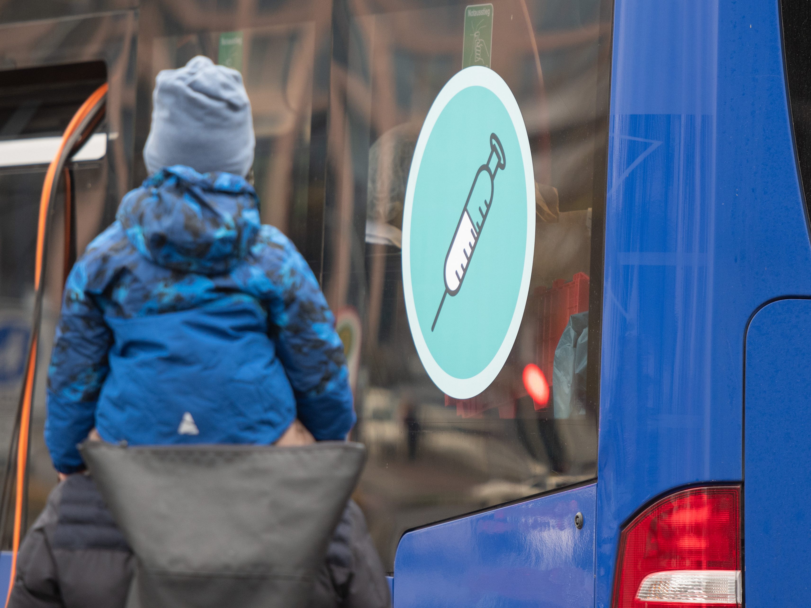 Kinder unter 5 Jahren können bisher noch nicht geimpft werden. Kinder unter 5 Jahren können bisher noch nicht geimpft werden.
