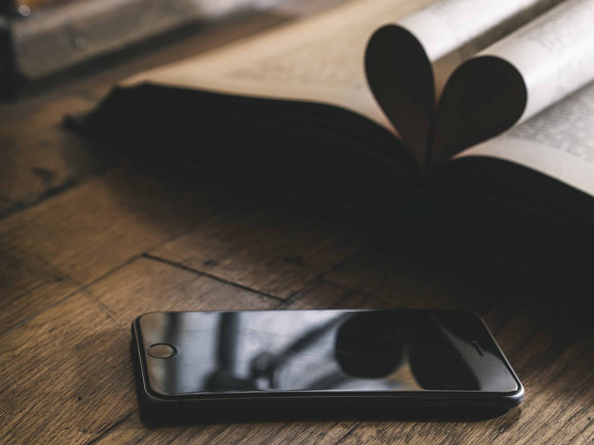 Einfach schnell eine nette Liebesbotschaft zum Valentinstag ins Handy tippen? Hier kommen Sprüche, die perfekt geeignet sind Einfach schnell eine nette Liebesbotschaft zum Valentinstag ins Handy tippen? Hier kommen Sprüche, die perfekt geeignet sind