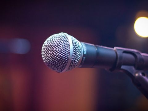 Sängerin IZRAA gewann mit Anti-Rassismus-Song Protestsongcontest.