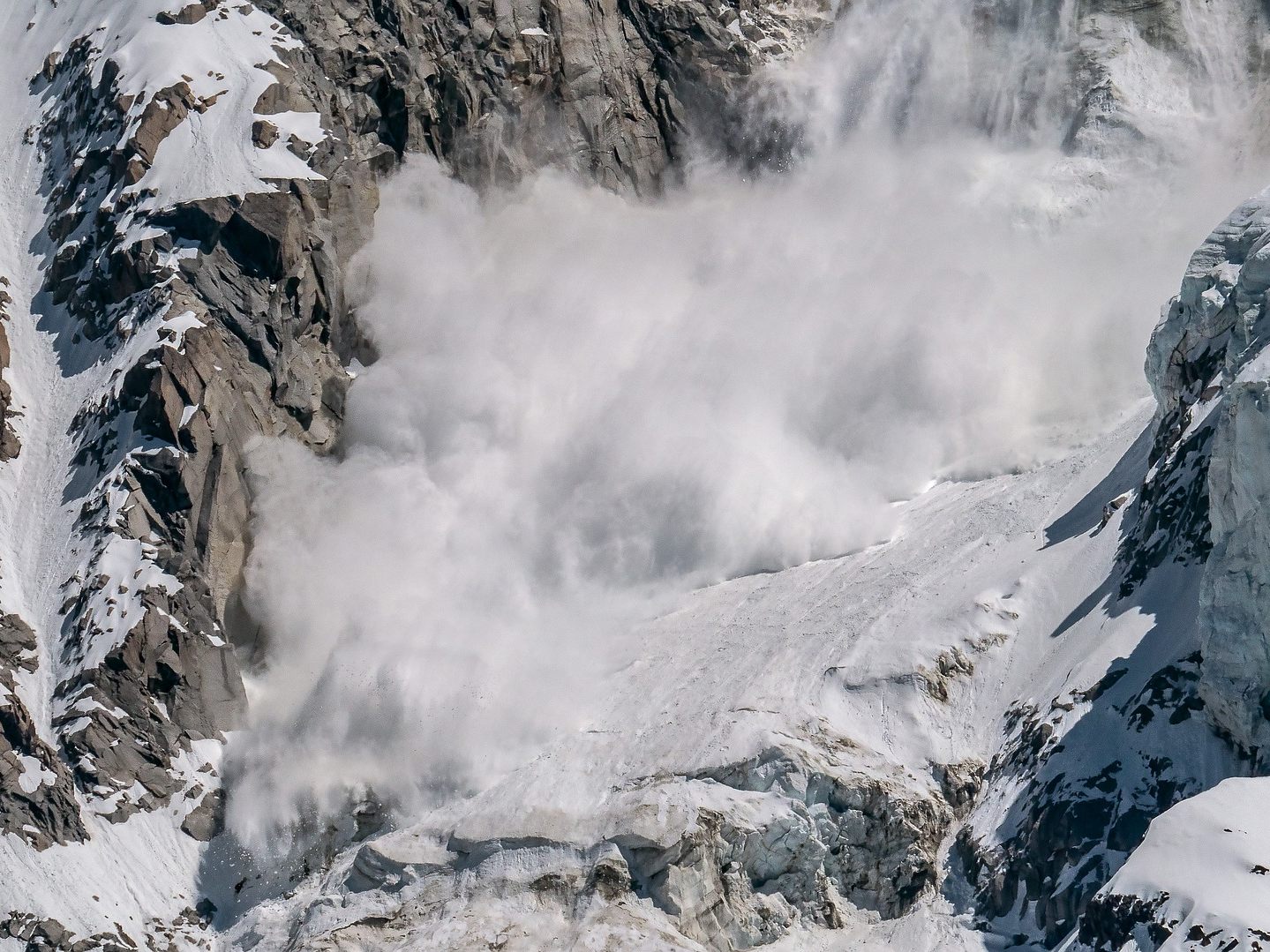 Schneemassen rissen die Männer rund 600 Meter mit. Schneemassen rissen die Männer rund 600 Meter mit.