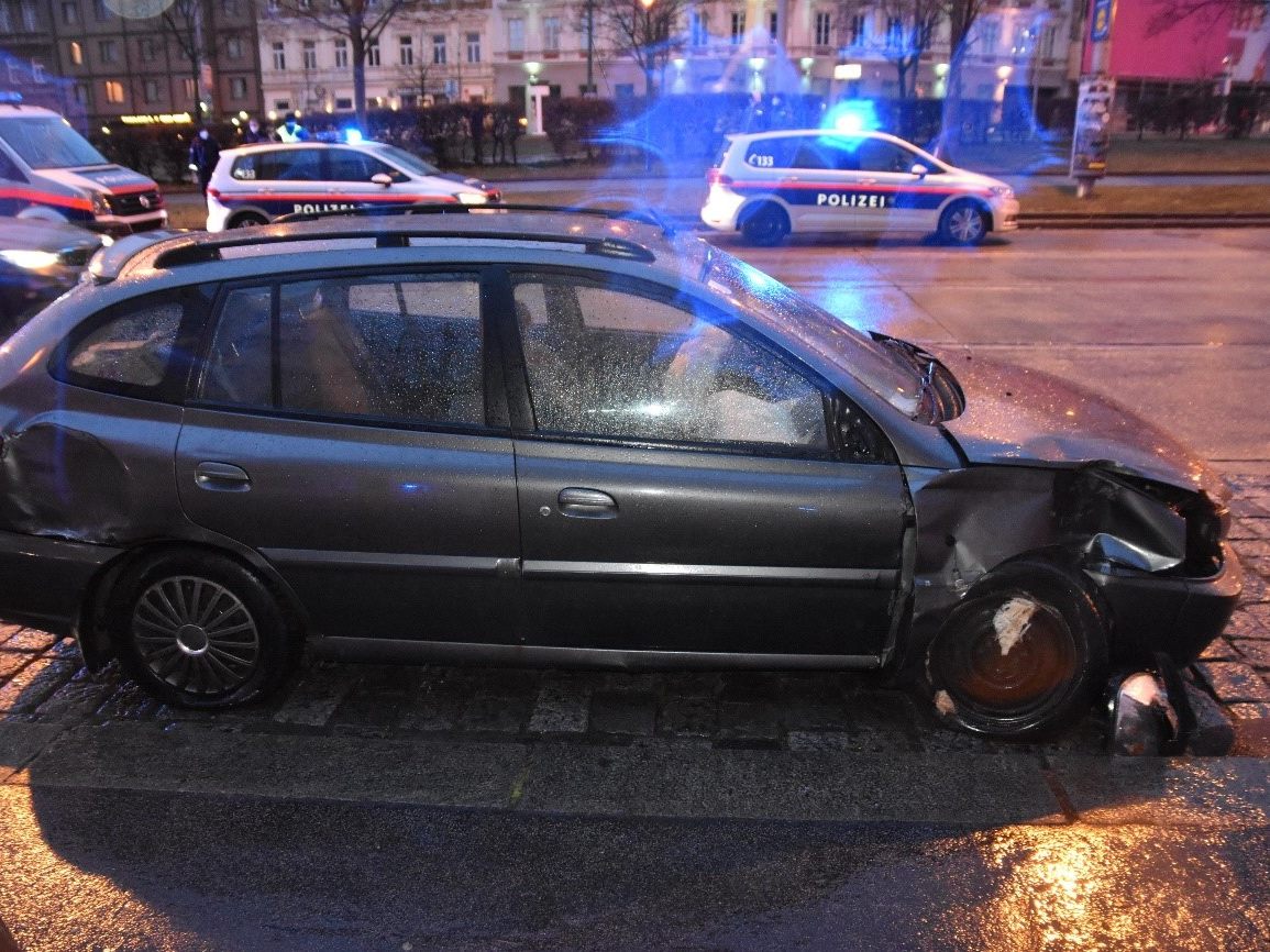 Einer der Unfallwagen am Wiener Gürtel Einer der Unfallwagen am Wiener Gürtel