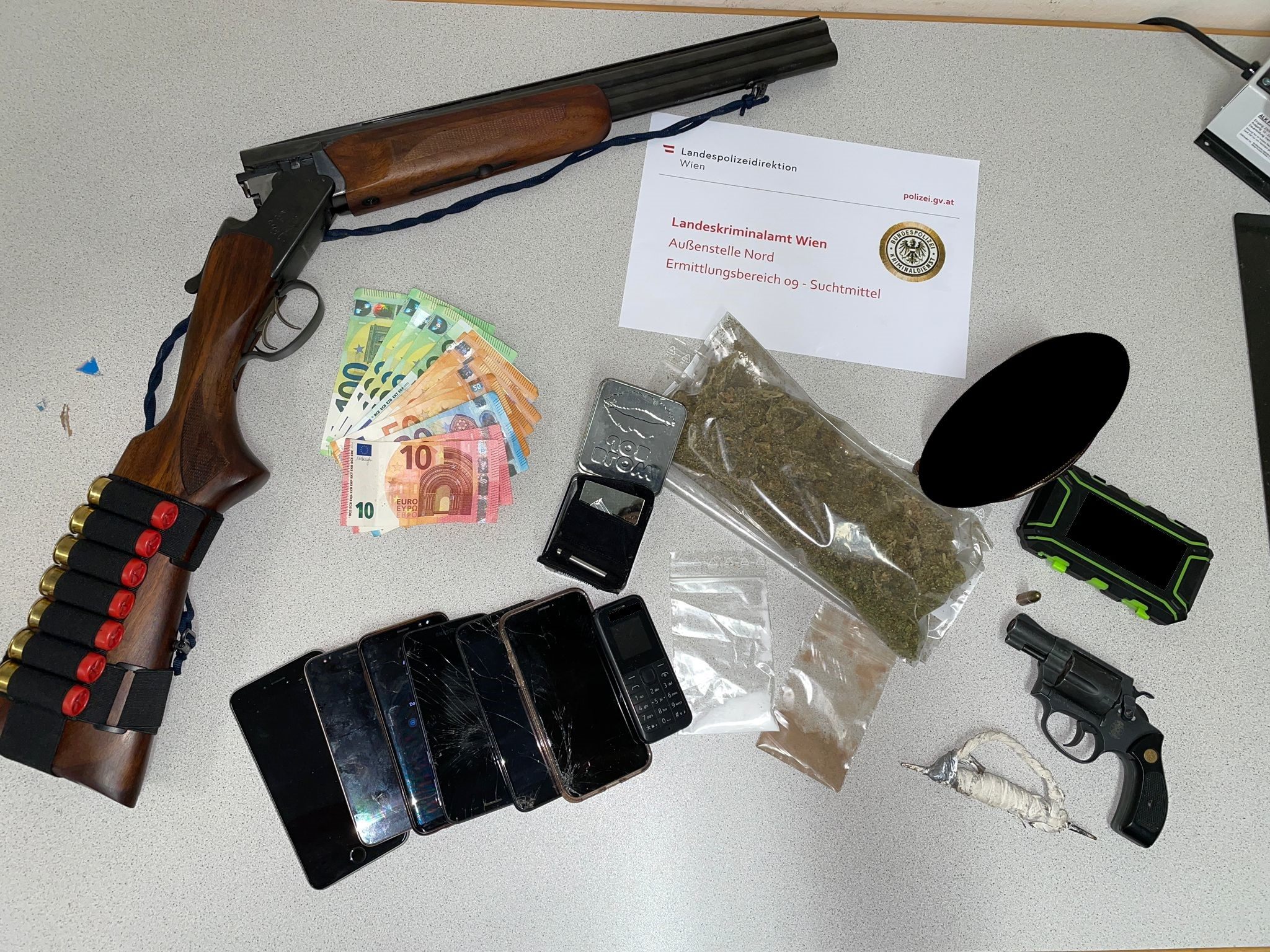 Waffen sichergestellt: Siebenköpfige Drogenbande in Wien zerschlagen.