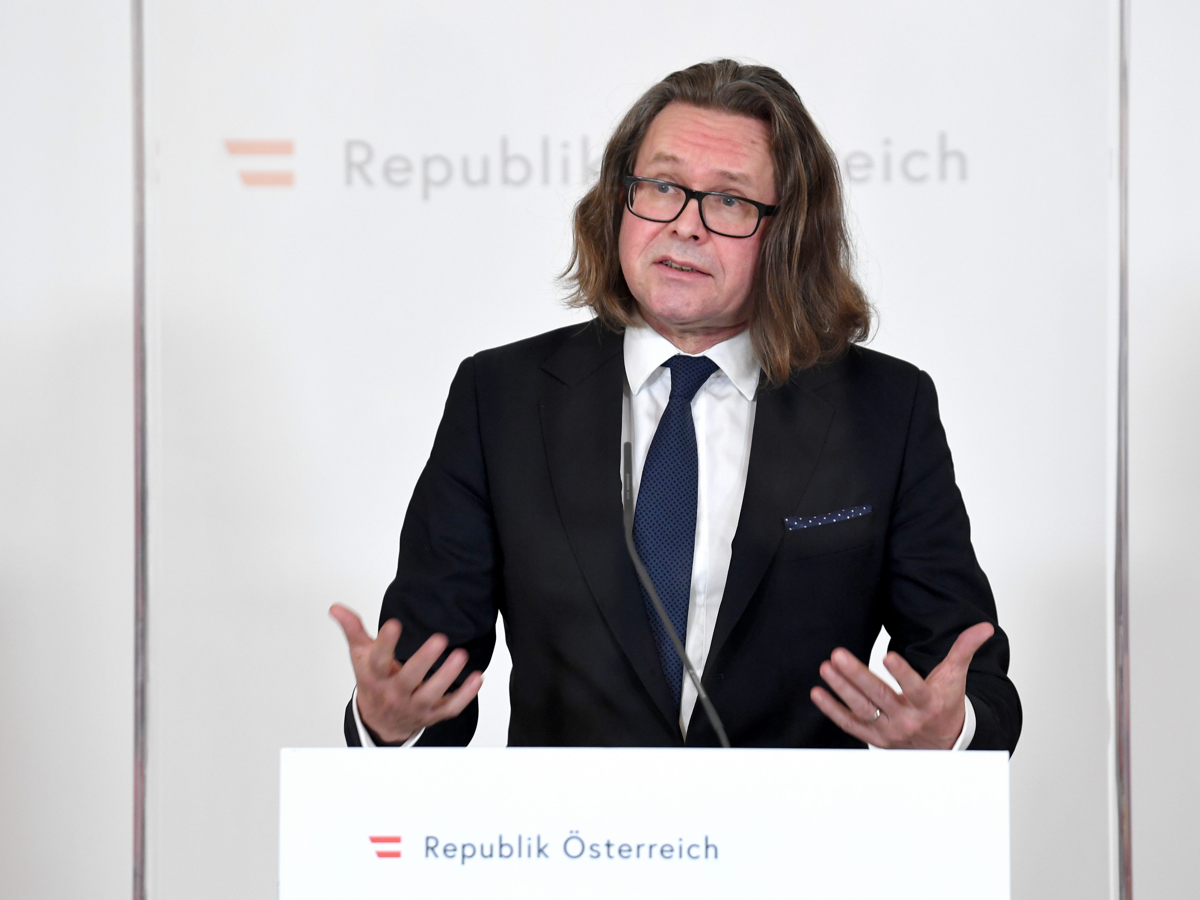 Minister Polaschek hält sich zu den Coronamaßnahmen in Schulen bedeckt. Minister Polaschek hält sich zu den Coronamaßnahmen in Schulen bedeckt.
