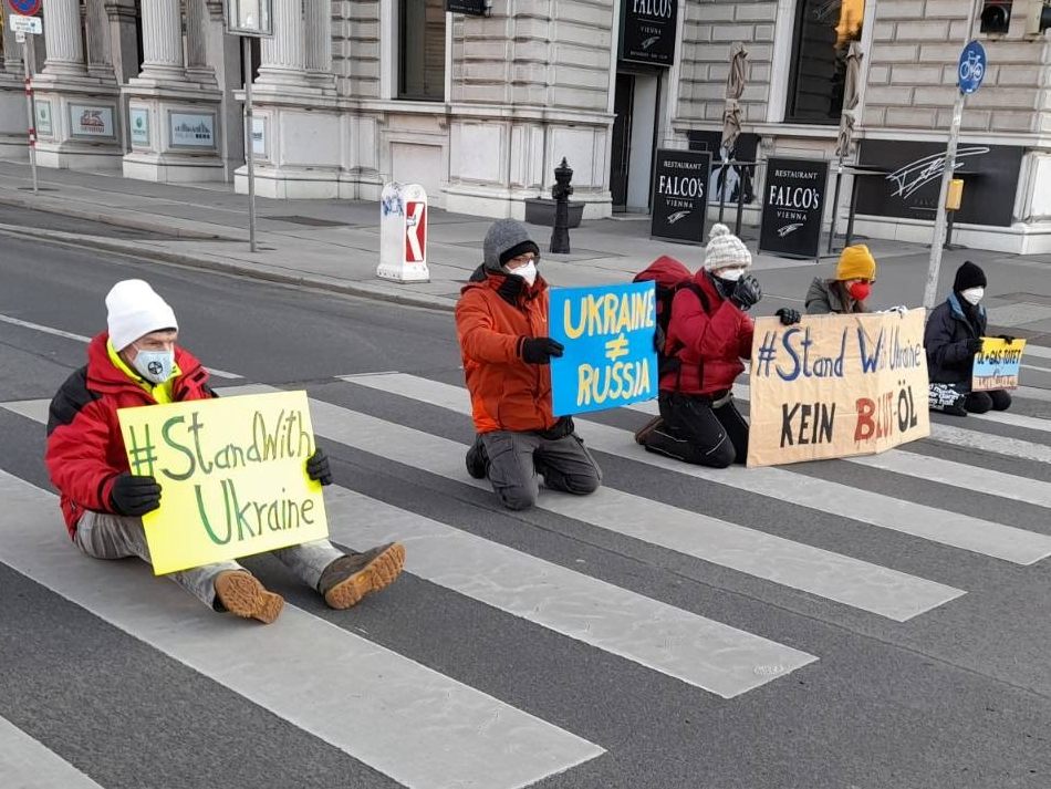 Aktivisten blockierten zur morgendlichen Stoßzeit am Montag eine Kreuzung beim Wiener Schwarzenbergplatz. Aktivisten blockierten zur morgendlichen Stoßzeit am Montag eine Kreuzung beim Wiener Schwarzenbergplatz.