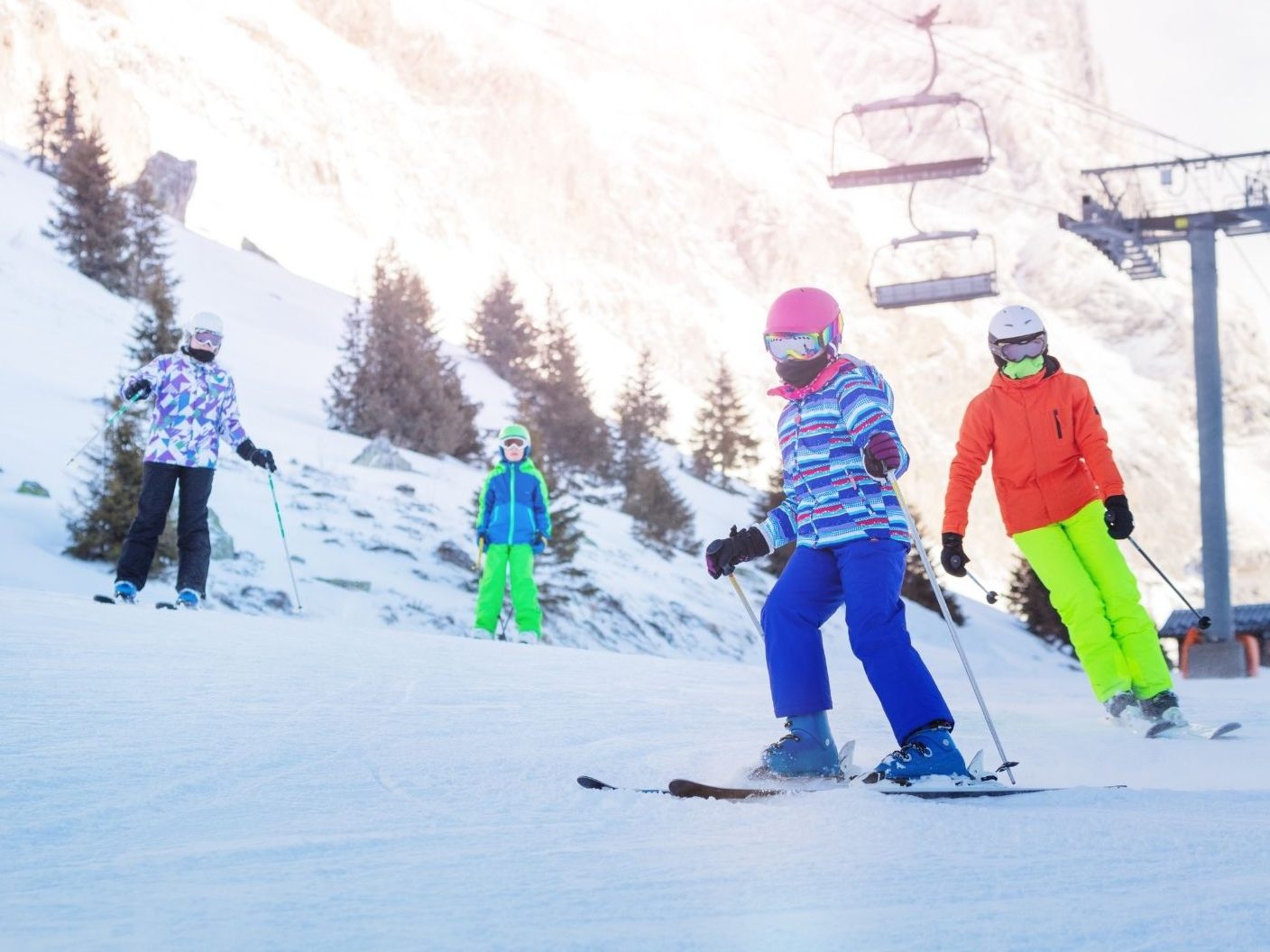 Skifahrerin brach sich bei Kollision den Daumen - Zeugen gesucht.