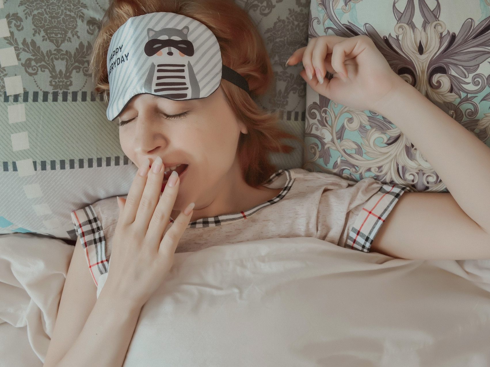 Wer so im Bett liegt, darf sich über eine Schlafposition mit vielen Vorteilen freuen