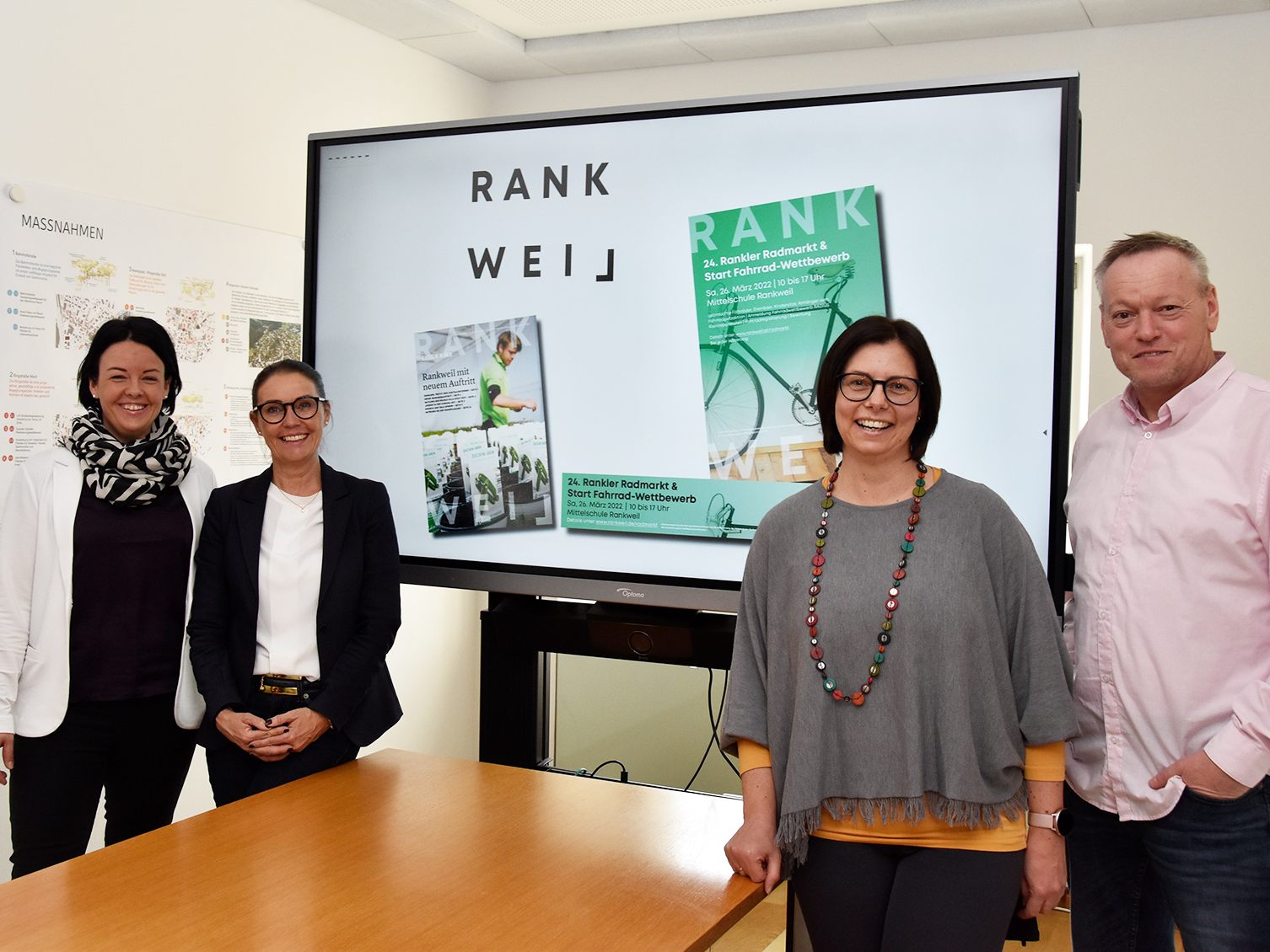 Das Projektteam hinter dem neuen Gemeindeauftritt für Rankweil: (v.l.) Karin Böhler (Öffentlichkeitsarbeit), Carolin Frei (Leitung Marketing und Kommunikation), Bürgermeisterin Katharina Wöß-Krall und Bernd Oswald (Grafik) Das Projektteam hinter dem neuen Gemeindeauftritt für Rankweil: (v.l.) Karin Böhler (Öffentlichkeitsarbeit), Carolin Frei (Leitung Marketing und Kommunikation), Bürgermeisterin Katharina Wöß-Krall und Bernd Oswald (Grafik)