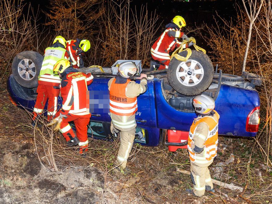 Das Fahrzeug kam auf dem Dach zu liegen. Das Fahrzeug kam auf dem Dach zu liegen.
