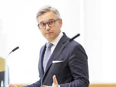 Nach einer Pressekonferenz am Sonntag wurde Brunner positiv getestet Nach einer Pressekonferenz am Sonntag wurde Brunner positiv getestet