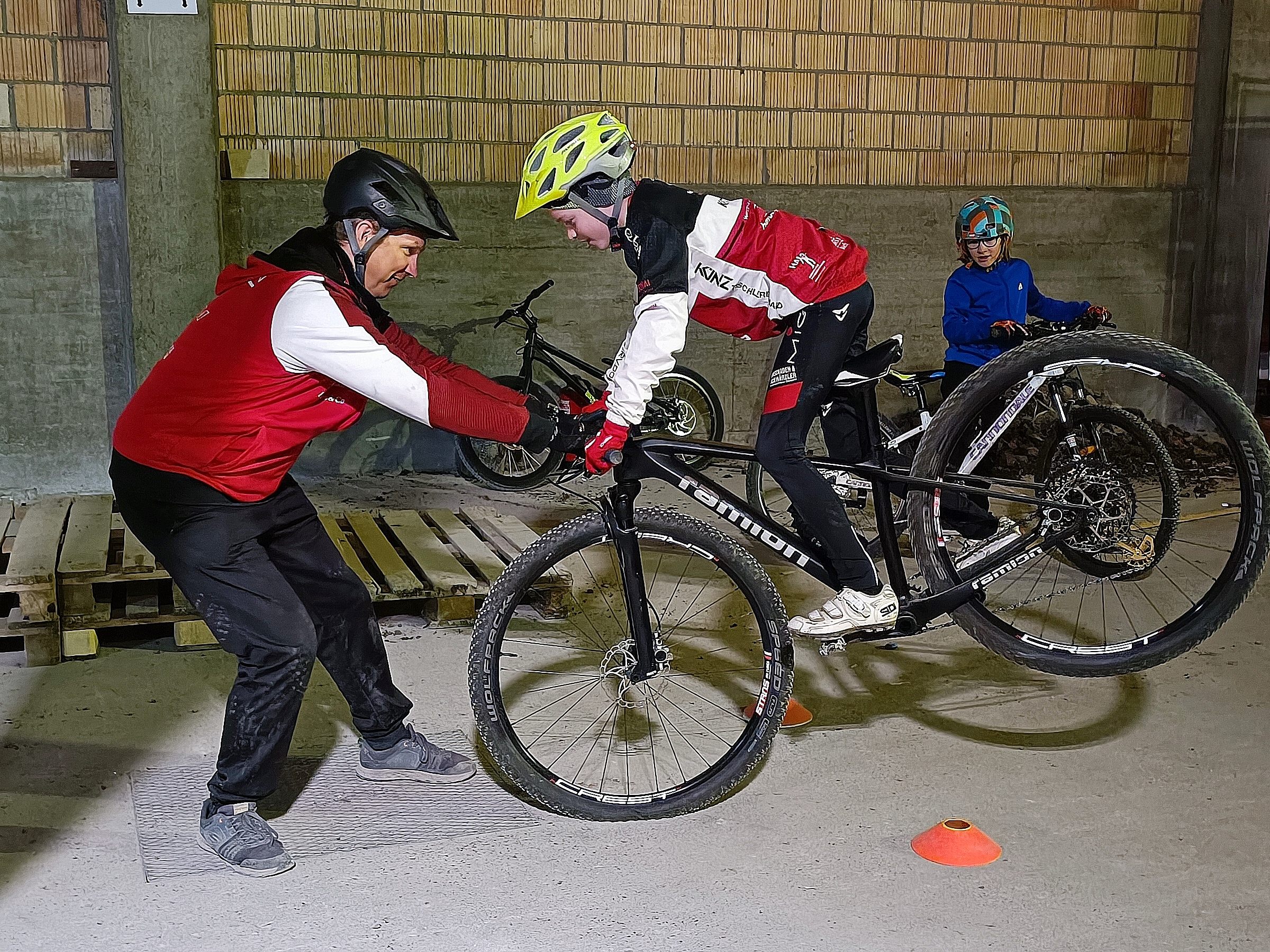 Trainer und MTB-Nachwuchs haben bei der neuen Trainingsmöglichkeit in der Halle viel Spaß. Trainer und MTB-Nachwuchs haben bei der neuen Trainingsmöglichkeit in der Halle viel Spaß.