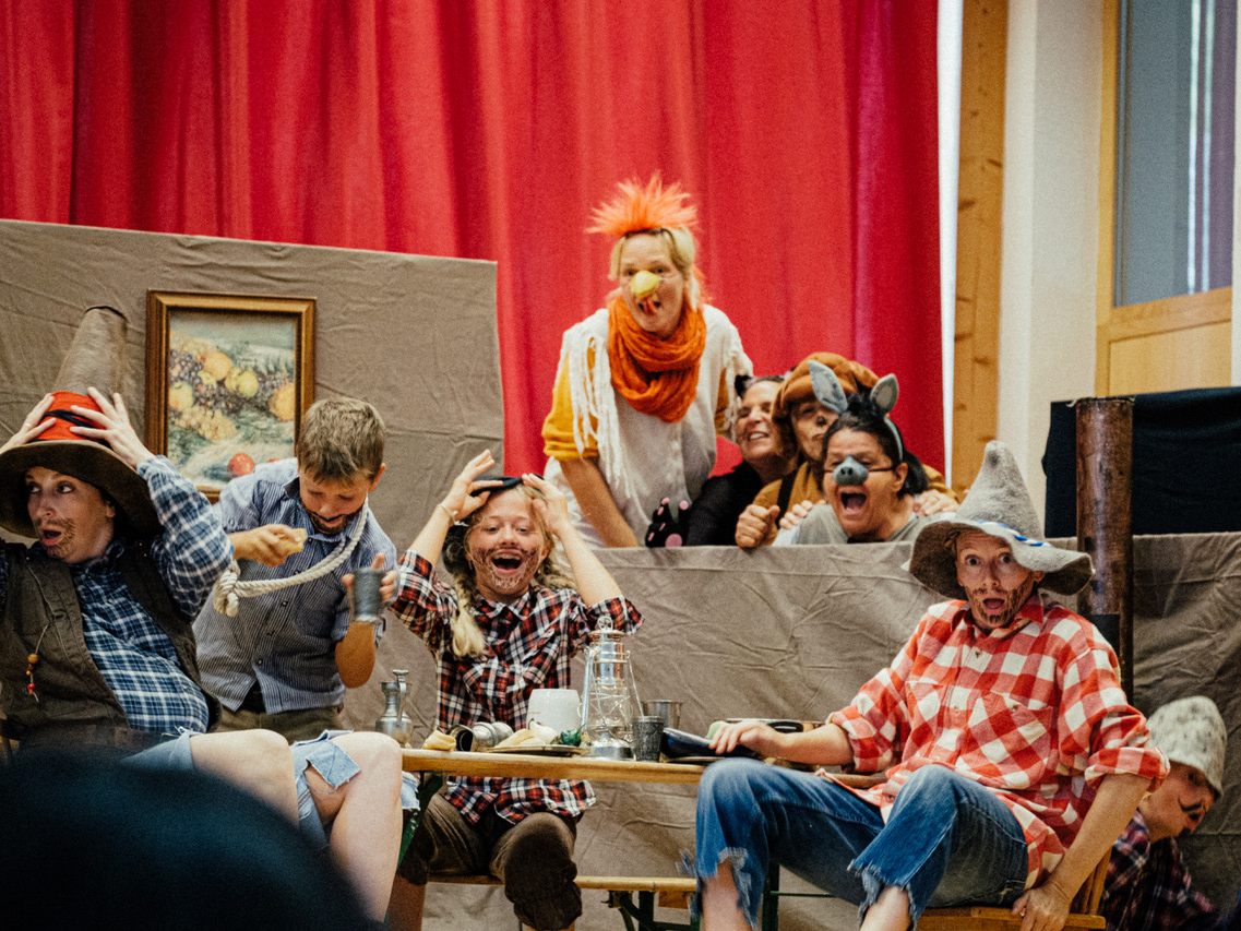 Die Kindertheatergruppe Höchst gastiert mit dem Märchen „Die Bremer Stadtmusikanten“ in Langenegg.