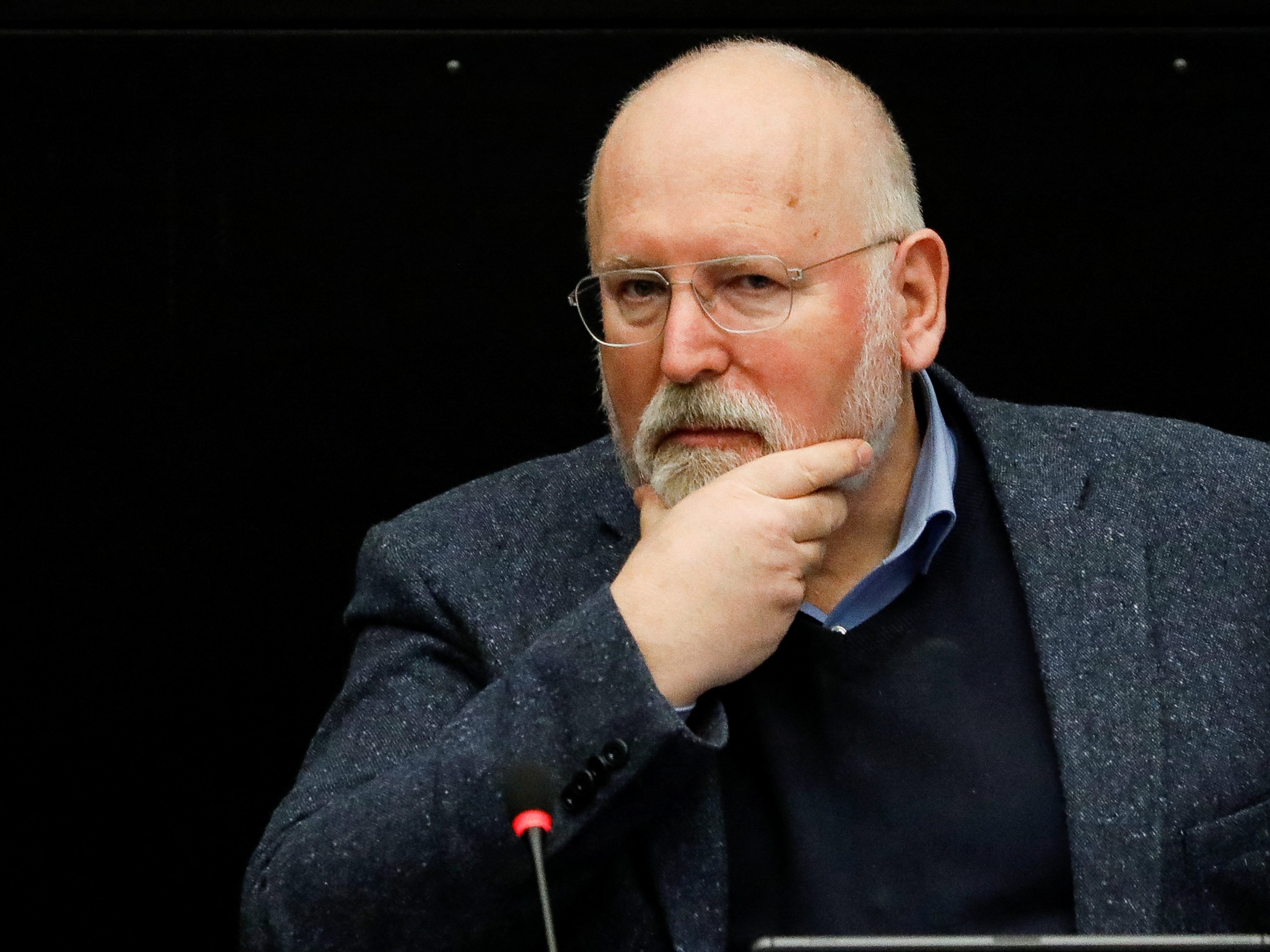 Der Vizepräsident der EU-Kommission Frans Timmermans verteidigte den Verzicht der EU auf ein ÖL- und Gas-Embargo. Der Vizepräsident der EU-Kommission Frans Timmermans verteidigte den Verzicht der EU auf ein ÖL- und Gas-Embargo.