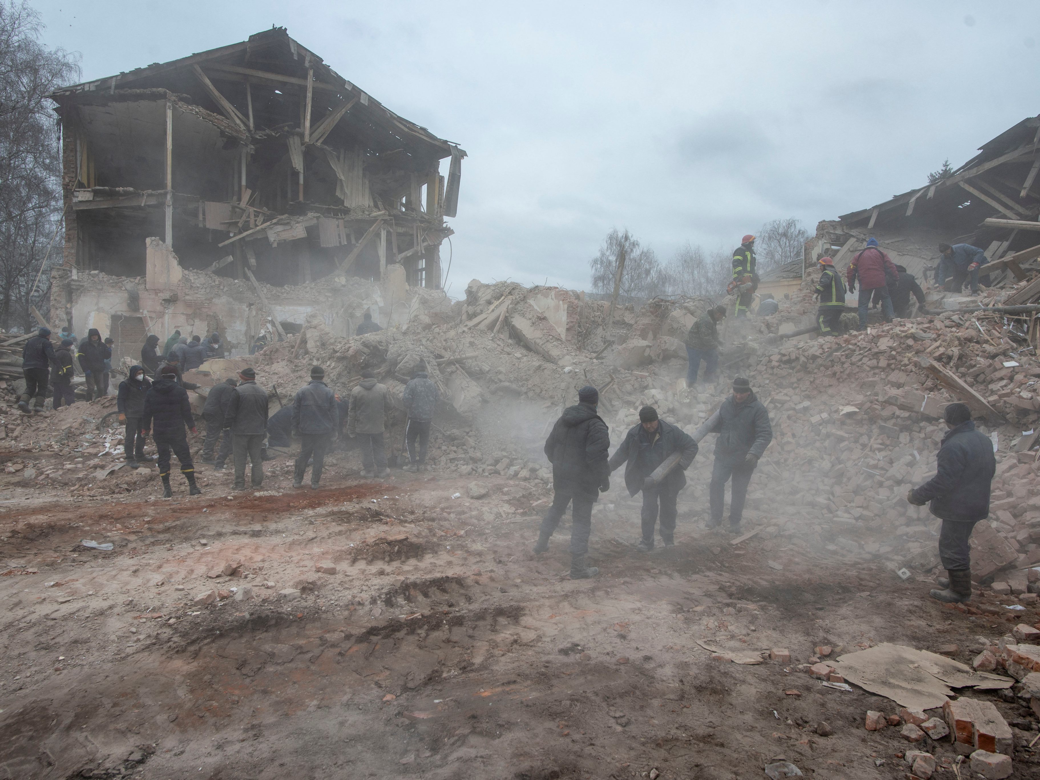 In Sumy kamen mehrere Menschen nach Luftangriffen ums Leben. In Sumy kamen mehrere Menschen nach Luftangriffen ums Leben.